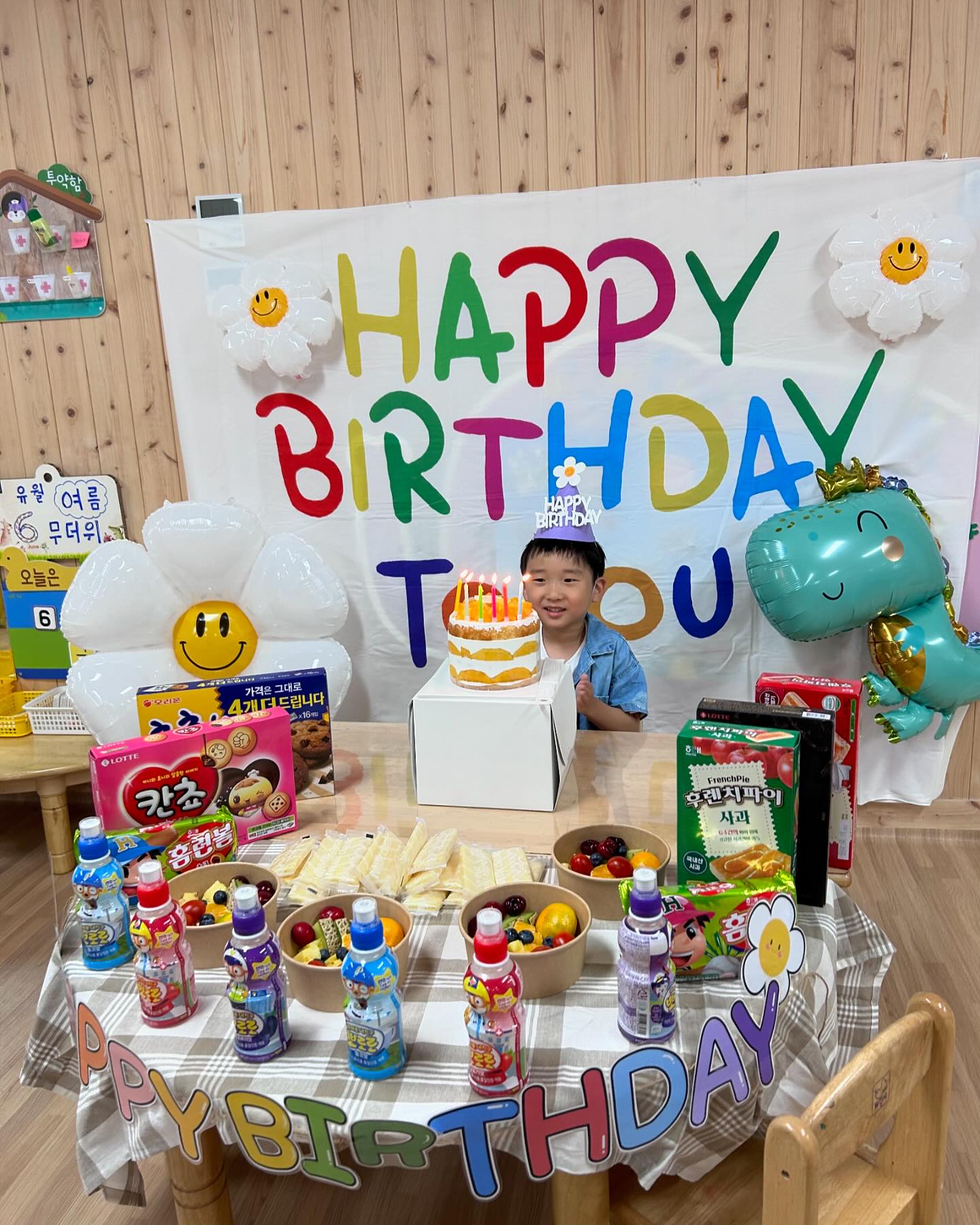 #우주야생일축하해

벌써 5번째 생일, 내새끼❤️
무럭무럭 잘 자라줘서 고마워.
엄마가 생일파티 준비를 처음해봐서
어째.. ㅋㅋ 어설프긴 하다 그치? 

그래도 우주는 _oni_salon 망고케이크를
3번이나 가득가득 리필해서 먹고 망고도 먹고❤️❤️
역시 건강하고 바른 먹거리 오니쌀롱 쌀 케이크로 선택하길 잘 했다!

과자도 케이크도 많이 먹고 행복하게 보내고 온거같아서
기부니가 너무 좋다구 헤헤

우주야 내일은 아빠랑 더 재밌게 놀자!!

#hbd #myson
