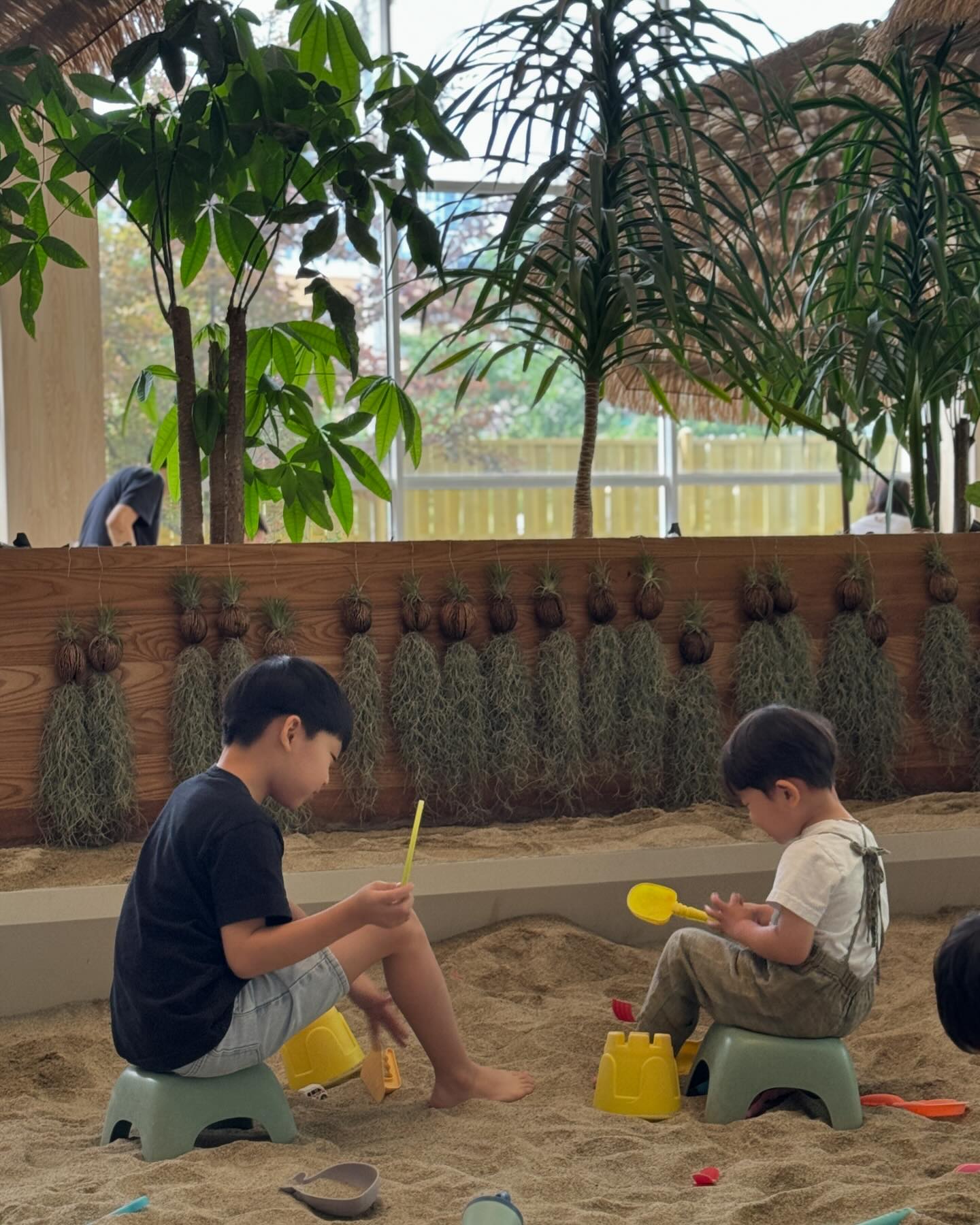 케익만들기부터 오락실 모래놀이 자동차에 낙서하기 슬라임까지 알차게 놀았다
빵도 많~~~~~~이 먹고ㅋㅋㅋ
bbomi0515 이모 지갑 제대로 털었지~~🤣🤣🤣
(진짜 카드가 차에 있는 줄 알았어🤪🤪)

어제는 마라탕부터 시작해서 케익 냉채족발 막국수 꼬치 김치우동 육전 삼계탕 각종 과자먹고 잠들고
오늘 눈뜨자마자 카레 주먹밥 1인 1햄버거세트 각 김밥 한줄씩 라면까지(지금시간 3시ㅋㅋ)
아빠없는 빈자리 꽉 채워줘서 고마웤ㅋㅋㅋㅋㅋ

8개월뒤만 기다리고 있어
그런즁만알어!!ㅋㅋㅋㅋㅋ

#동탄카페 #어반리st #동탄맛집 #뽀미이모네