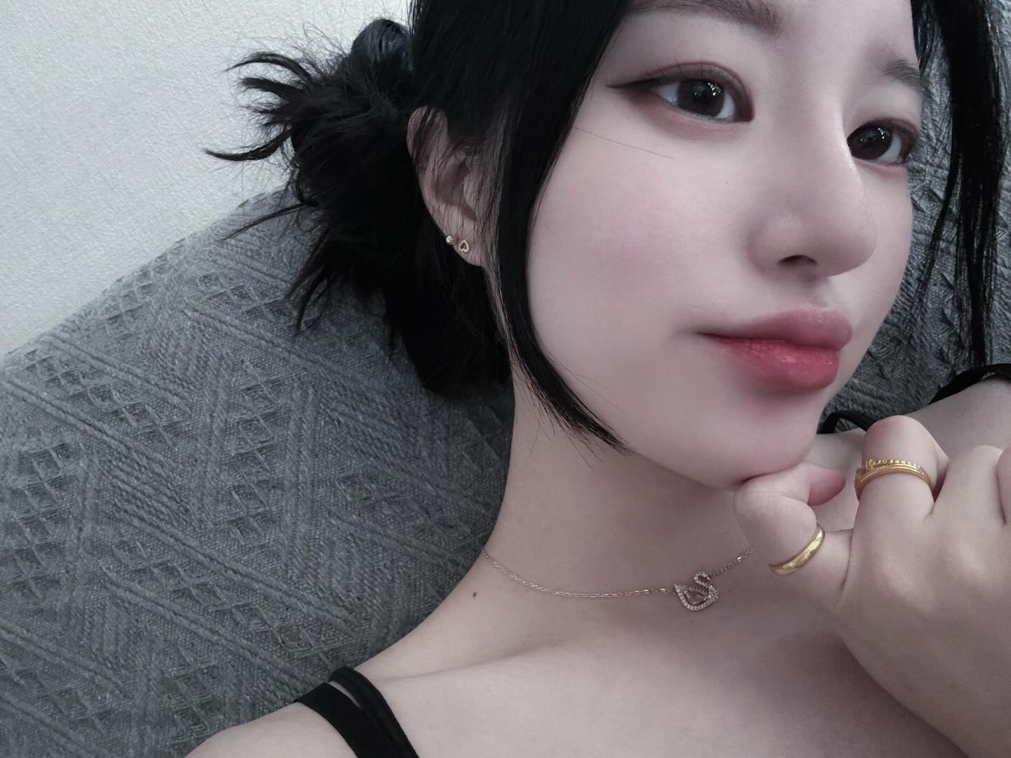 내 사진 보다가 느낀점.
하루종일 내 하트 귀걸이는 거꾸로 였다는걸..(・Д・)!!