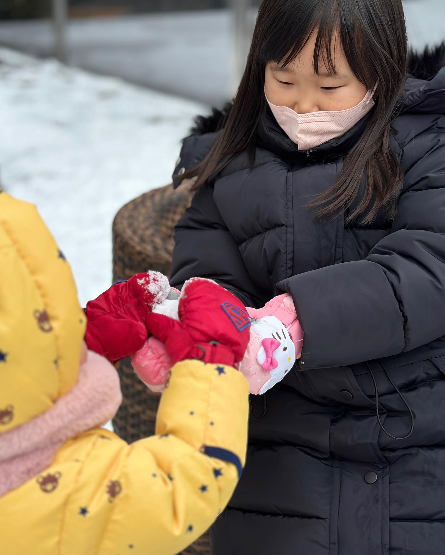 눈이 내려와요 🔥❄️❄️☃️ 
눈오리는 없지만 눈사람 눈펭귄 동그라미.. 집게로 신나게 노는 하루. 춥다고 덥다고 집에만 있으면 새로운 계절을 느낄 수가 없지 ㅎㅎ #눈놀이 #자연물놀이 #남매육아