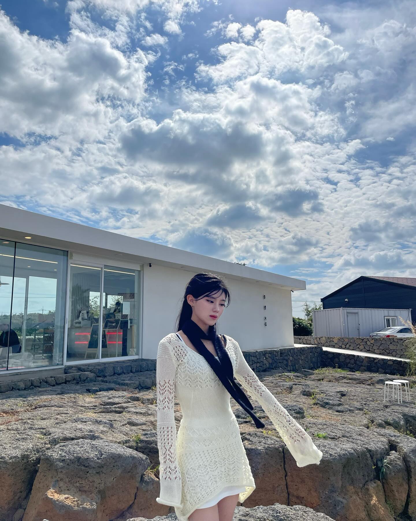 내 팔이 짧은게 아니고…..옷이…