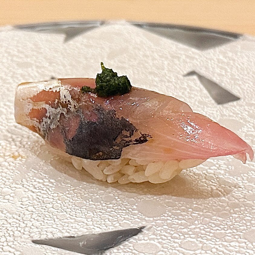 간만의 스시 피드❣️

지난 부산 여행 때도 방문한 스시이타루는
깔끔하고 느긋함이 좋아 몇번 방문한 곳이고
이날은 런치로 방문했다

상콤한 유자주로 입맛을 돋우고
제철 방어와 청어, 전갱이도 고소하고
크리미하고 달달한 북해도 우니 등
전체적으로 정갈하니 맛있었고 앵콜은 전갱이!

잘먹었습니다 😋
.
.
.
🍽 이타루 (스시 오마카세)
해운대 마린시티 대우트럼프월드마린 내 위치
캐치테이블로 예약가능
런치 1부, 디너 1부로 운영
런치 100,000
디너 200,000
.
.
.
.
.
#부산 
#여행
#부산여행
#이타루
#스시이타루 
#이타루부산