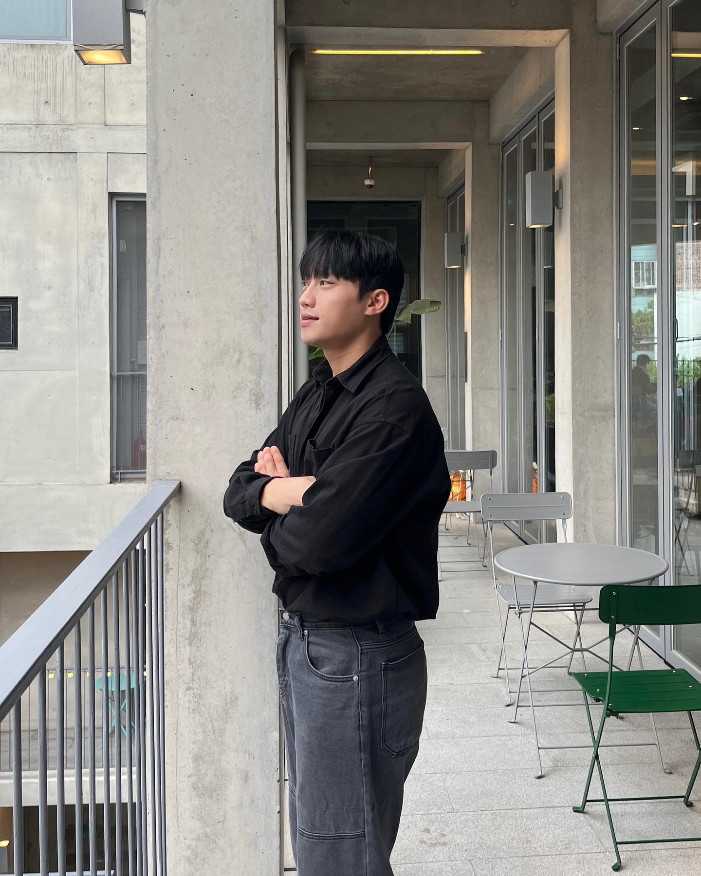 길을 지나다가 우연히 발견한
너무 좋았던 카페 스트럭트
.
.
광주 동명동에 위치한 카페 스트럭트
입구를 들어서자마자 마치 다른 곳에
온듯한 이곳만의 온전한 분위기와
감성을 느낄 수 있었던 곳이었다.
1층과 2층, 테라스 공간으로 이루어진
대규모 카페였고, 사진 찍기에 그리고
함께온 지인들과 편안한 분위기 속에서
이야기를 나누며 여유를 느끼기에 딱이었다.
.
.
* 아직 네이버 지도 등록이 안된 곳이었어요!
.
.
🔹스트럭트 정보
주소 : 광주광역시 동구 동명로14번길 14
영업시간 : 11시~21시
.
.
#광주카페 #동명동카페 #카페스트럭트 #스트럭트
#광주여행 #오늘의흔남 #오오티디 #데일리룩 #사진소통