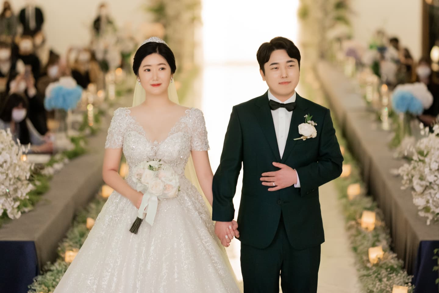 #엄마가운영하는계정 

하린이와 일상기록하는 나의 일기장인 내 소중한계정
아기사진만 있으면 아동계정으로 인식하여 정지당한다기에 
후다닥 내 사진을 찾는데 애기낳고 옛날같지않은 내모습에
제대로 찍은사진이없다😂ㅋㅋㅋ 내 사진첩은 하린이뿐이라
급하게 찾은게 결혼식때사진(*˙˘˙)♡

덕분에 오랜만에 결혼식 사진보니까 그때 생각에 추억이 몽글몽글☁
벌써 3년전이네 시간 진짜 빠르다😊

혼자보다 둘일때도 재밌었지만
셋은 더 재밌고 행복하당
앞으로도 행복하고 즐거운 추억 많이 쌓읍시다!

❤우리가족 사랑해❤