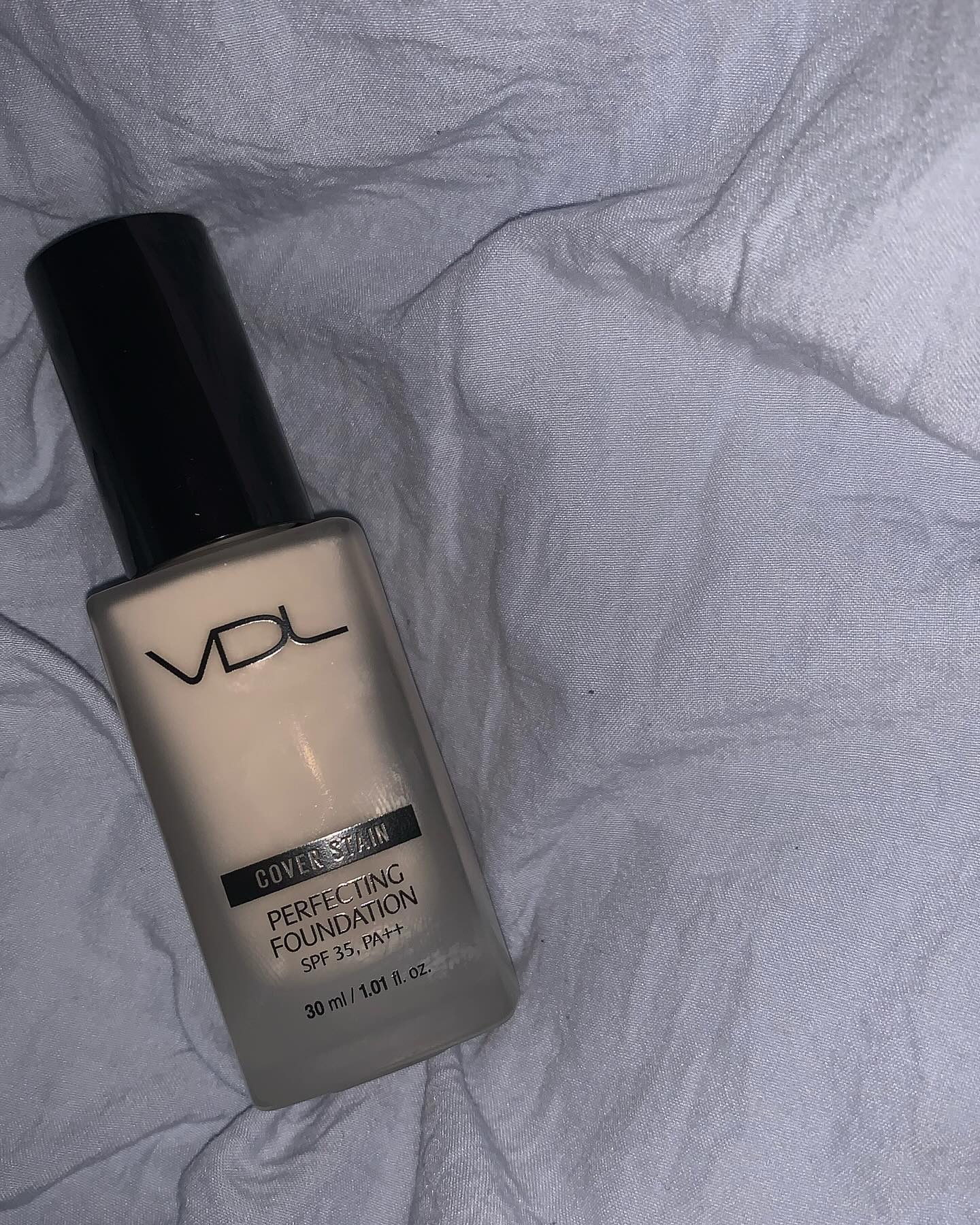 여행갔다와서 얼굴이 너무 타서
하얗고 뽀얀 피부 표현을 해준다는
vdl_cosmetics 파운데이션을 써봤는데

좋아요( ¤̴̶̷̤́ ‧̫̮ ¤̴̶̷̤̀ )그냥 좋은게 아니라 너무 좋아요🩷

가장 밝은V00컬러라서 
기존에 사용하고 있던 바닐라코 파데랑
1:1로 섞어서 사용중인데 

피부에 착 붙고 다크닝 없고 
오랜시간이 흘러도 
무너짐없이 예쁜 피부표현으로 
유지되서 앞으로 자주 손이 갈 것 같아요ෆ˃̶͈̑.˂̶͈̑ෆ

#vdl파운데이션 #내돈내산 #내돈내산후기 #다크닝 
#뽀얀피부 #지속력좋은파운데이션 #츄천