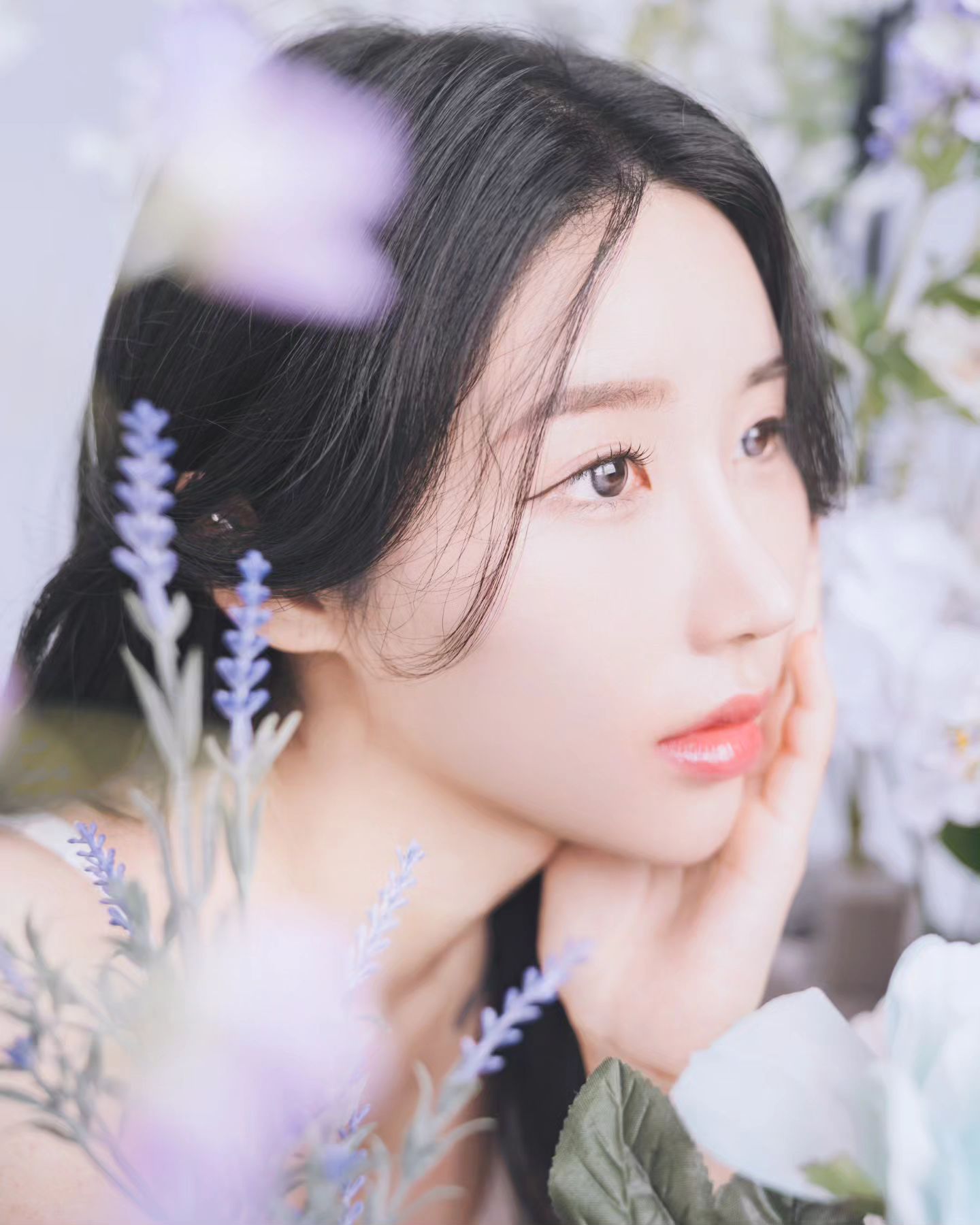 뒤늦게 올리는 청순컨셉,,,
내 얼굴 비대칭이 더 잘 보여서 우울하다는 (๑•́_•̀๑)
화장 연한거 익숙하지 않아서 이상한데 자꾸 보면 꽤 괜찮다..? 
완전 친근하고 재밌게 촬영했었지롱 #연화관 체고 💓
-
머리숱이 너무 많다고 놀라시면서 뒤에 집게로 찝고 스프레이로 고정하고~
난리가 났던 내 머리카락ㅋㅋㅋㅋ 덕분에 머리 참 어색하게 나옴 ^-^