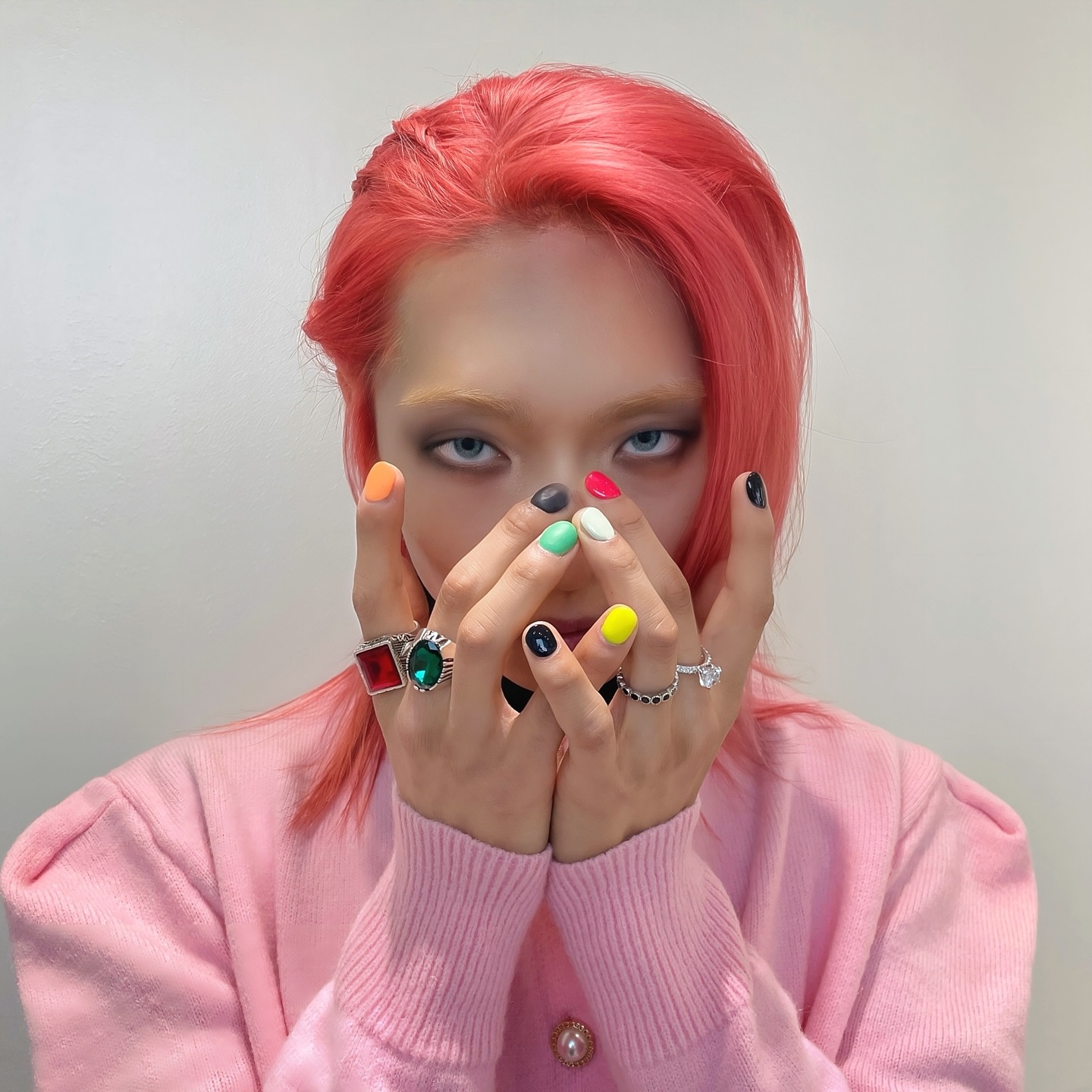 G.D’s in the house😆

간지가 철철 넘치는 모델분의 지디스웩🧡🩷

자몽빛이 도는 코랄핑크로 이미지를 바꿔드렸습니다!

더 많은 스타일을 보고싶으시다면,
유지쌤의 피드로 와주세요!

모델 - px__xq98 

#지디파워 #homesweethome #코랄핑크염색 #대전남자머리 #대전탈색 #우송대미용실