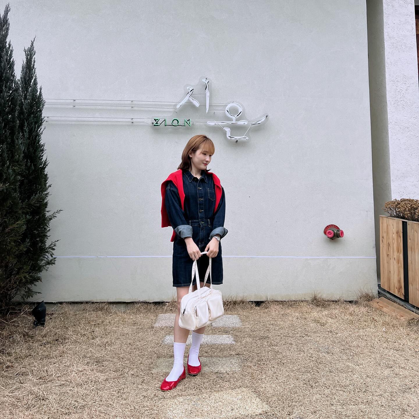 #협찬 #광고 #아임슈페너 #서포터즈 👠♥️

왜 벌써 연휴 마지막 날이죠..?
.
아직 더 놀고 싶지만 현실을 마주해야할 시간
출근 하루 전. 미리 봄 준비 코디를 준비해봤어요
.
▫️오늘의 #묘링룩 
shoopen_kr 라운드 리본 플랫, 레드
☑️발 스펙 240, 볼 넓은 편
✅240 착용, 발 볼 여유롭게 나온 편, 편하게 맞음
✅2중 고주파 쿠셔닝이라 착화감 좋음
.
이제 봄 되면 리본 플랫 많이들 검색하실텐데
커플 신발 해요 저희..💖