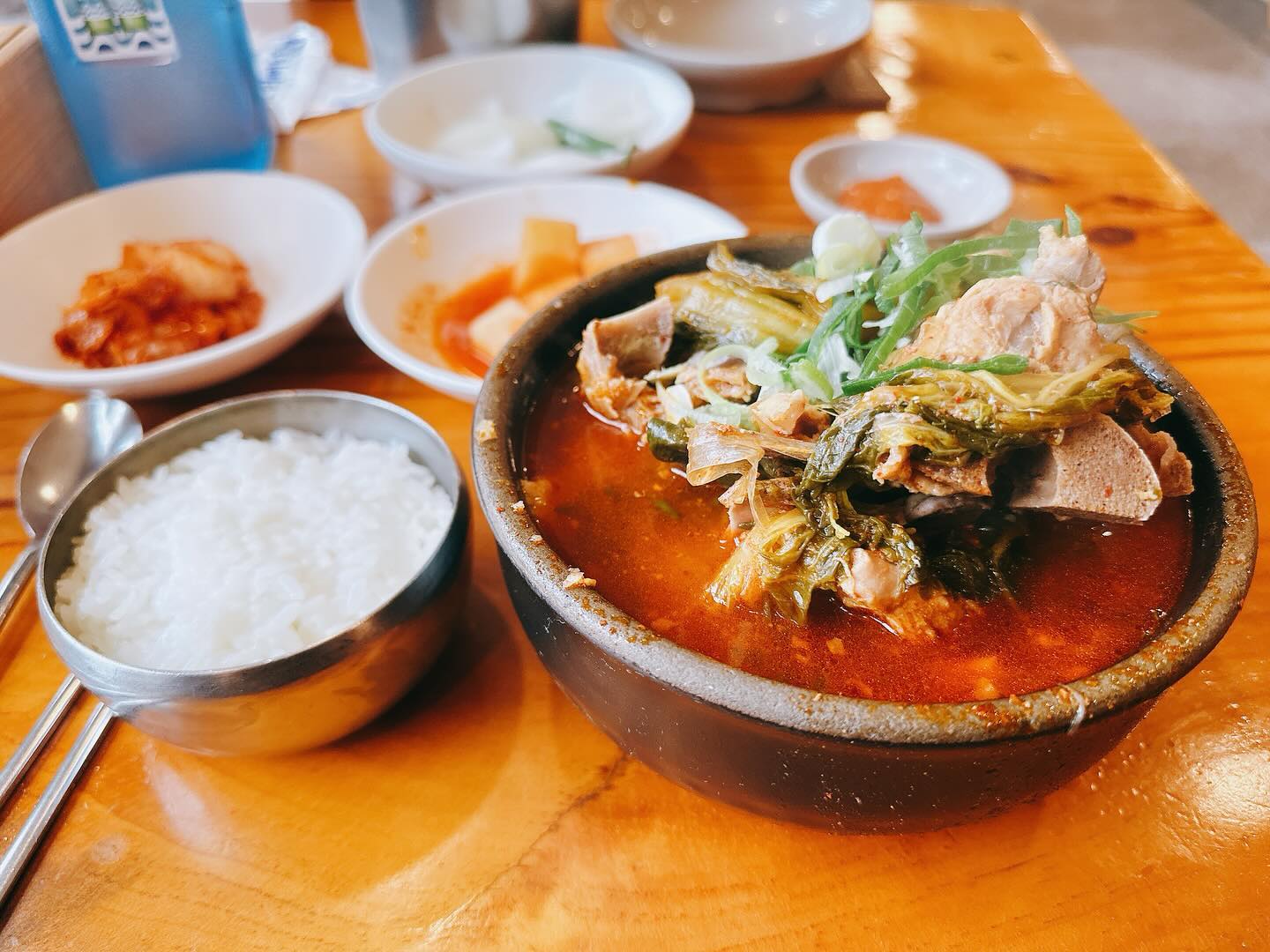 부산 찐맛집 공유합니다!!😍😍

부산 사상에 위치한 최뼈다구입니다.😍😍

여기 많은 분들 이미 입소문 나서 아실꺼예요 ❤❤

근데 오늘 점심에 생각나서 먹으러 왔는데 

넘 맛있으니 인친님들께 공유 안할 수가 없죠잉 ❤

양이면 양 맛이면 맛 다 너무 좋구요 ❤

가격은 한 그릇 단돈 만원 ❤❤

만원이 아깝지 않은 그런 양과 그런 맛 !!

제가 보장하겠습니다 ❤

벌써 여기 온지가 한 10년 다 되가는거 같은데❤❤

어쩜 이리 한결같이 맛있죠 ?❤

이미 손님이 많아서 소개시켜드리면은 더 많아 질까봐 걱정되지만은🥹🥹

공유 합니다.🌝🌝

혹시 근처 가시면은~~

꼭 들려서 따스한 한 끼 하고 가셔요~❤

🏮Tip 주차는 바로 옆 전용주차장에 주차하고 이용하시는게 좋을 것 같습니다.🌝

🌟주소 : 부산 사상구 광장로 22
🌟전화번호 : 051-312-7577
🌟영업시간 : 24시 영업 연중 무휴

#갓생푸드_부산

#사상 #뼈다귀해장국맛집 #웨이팅맛집 #왕갈비탕 #삽겹살도 팔아요 #최뼈다구 #존맛탱😋💕