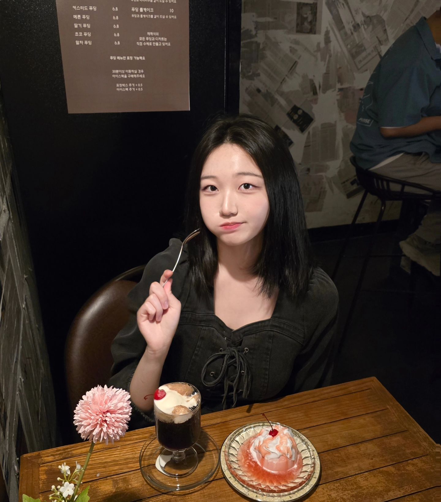 #협찬 #재해석
카페 재해석 중구점 다녀왔어요🤎

푸딩을 활용한 디저트로 유명한 카페인데 지점마다 시그니처 메뉴도 다르고 분위기와 컨셉도 다르다고 하더라고요.
중구점은 힙하고 레트로한 컨셉이라 힙지로의 분위기와 너무 잘 어울렸어요.

같이 간 친구가 재해석 딸기 푸딩은 꼭 먹어야 한다고 강조하길래 딸기 푸딩과 평소 티라미수를 좋아해서 중구 지점의 시그니처 메뉴인 푸라미수 초코맛으로 푸딩 메뉴 2가지 주문했어요.
음료는 딸기라떼와 체리콕 주문했어요!🍓🤍🍒🖤

재해석은 모든 디저트를 수제로 매일 만들어낸다고 해서 디저트가 더 기대가 됐어요ㅎㅎ

확실히 사장님이 인테리어에 진심이시니까 눈이 즐거워서 메뉴 기다리는 시간이 지루하지 않아 좋았어요.
찢어진 신문지로 도배되어 있어서 중구점의 분위기가 더 잘 살았어요.

근데 푸딩에도 진심이시네요. 나온 비주얼도 넘 예쁘고 좋았는데 진짜 맛있어요 ㅠㅠ 🍮💛
딸기 푸딩은 처음 먹어보는데 딸기향이 넘 자연스럽고 달콤하게 나고 근데 또 너무 달지도 않고 맛도 질감도 부드러워서 친구가 왜 강조했는지 알 거 같아요🥹
푸라미수도 티라미수 안에 빵 대신 푸딩이 들어있는 느낌인데. 사실 맛없없 조합이라 티라미수 좋아하시는 분들은 꼭 한번 드셔보셨으면 좋겠어요.

충무로 가실 때 충무로 카페로 카페 재해석 추천드려요🩷

#카페재해석 #재해석 #푸딩 #레트로 #힙지로 #충무로카페 #충무로역카페 #리뷰진 #을지로카페 #힙지로카페 #딸기푸딩 #체리콕 #푸라미수 #딸기라떼 #힙지로카페추천 #중구카페추천 #충무로카페추천
