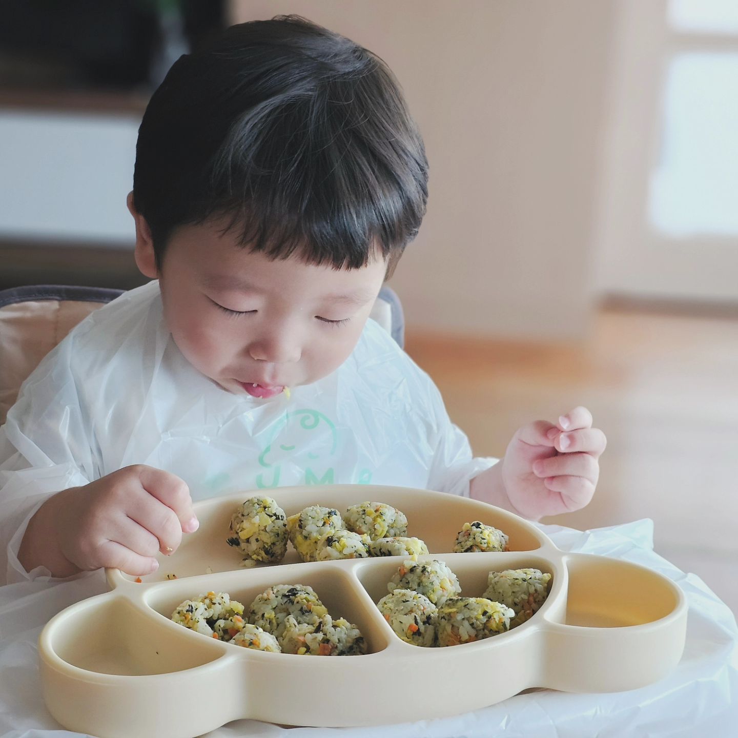 #협찬

푸른들 순수야채 후리가케(무염)와 볶음해후(가염) 먹어보았어요 :)

푸른들의 후리가케는 무염과 가염을 선택할 수 있고
야채와 해물을 선택할 수 있어요 ! (해물은 김자반추가) 🧡
⠀
⠀
우니는 맛있게 1분요리로 주먹밥을 만들어서
핑거푸드로 한입에 쏙쏙 넣어먹을 수 있었는데요 🫶🏻

국내산 10가지 채소와 해산물이 들어간 후리가케이고,
인공감미료 / 인공착향료 / 합성보존제 등이 무첨가되어
아기에게 안심하고 먹일 수 있었답니다 ☺️
⠀
⠀
특히 베이비페어에서 완판되는 품절대란템이니,
베페 가시는 분들도 꼭 꼭 사보세요 👍🏻

여행 꿀템, 급할때 간단요리템, 반찬고민일 때 
저같은 요리초보도 쉽고 빠르게 요리할 수 있답니다 😆
⠀

💙 from prn_dle

 #푸른들 #푸른들후리가케 #후리가케 #무염후리가케 #가염후리가케 #유아식 #아기주먹밥 #야채후리가케 #해물후리가케 #볶음야후 #볶음해후