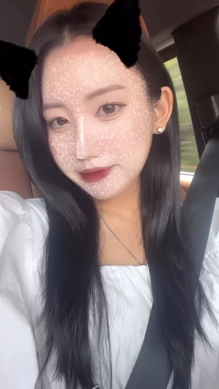 안녕하세요:) 폴인 사직점 김하정 원장입니다.

저에게 있어서 2023년은 “성장”이라는 단어로 표현하고 싶네요.

많이 행복하기도 했고 반대로 많이 힘들기도 했어요. 

이렇게 많은 감정들을 느끼면서 전 성장했다고 생각해요.

지금 돌아와서 생각해 보면 행복할 때 그 행복을 같이 나눌 수 있는 사람이 있어서 좋았고
힘들 때는 위로를 받을 수 있음에 버틸 수 있었어요.

이 모든 게 감사했고 이걸 저와 함께 나눈 모든 분들께 감사하다는 말 전달해드리고 싶어요

다가오는 2024년, 보다 더 성장할 생각에 기대가 되네요.

항상 겸손하고 감사해하며 많은 분들께 좋은 에너지를 전달할 수 있도록 노력하겠습니다.

올 한 해 모두 수고 많으셨고 
2024년 좋은 일만 있으셨으면 좋겠습니다.
새해 복 많이 받으세요
감사합니다🫶🏻

#2023 #goodbye2023