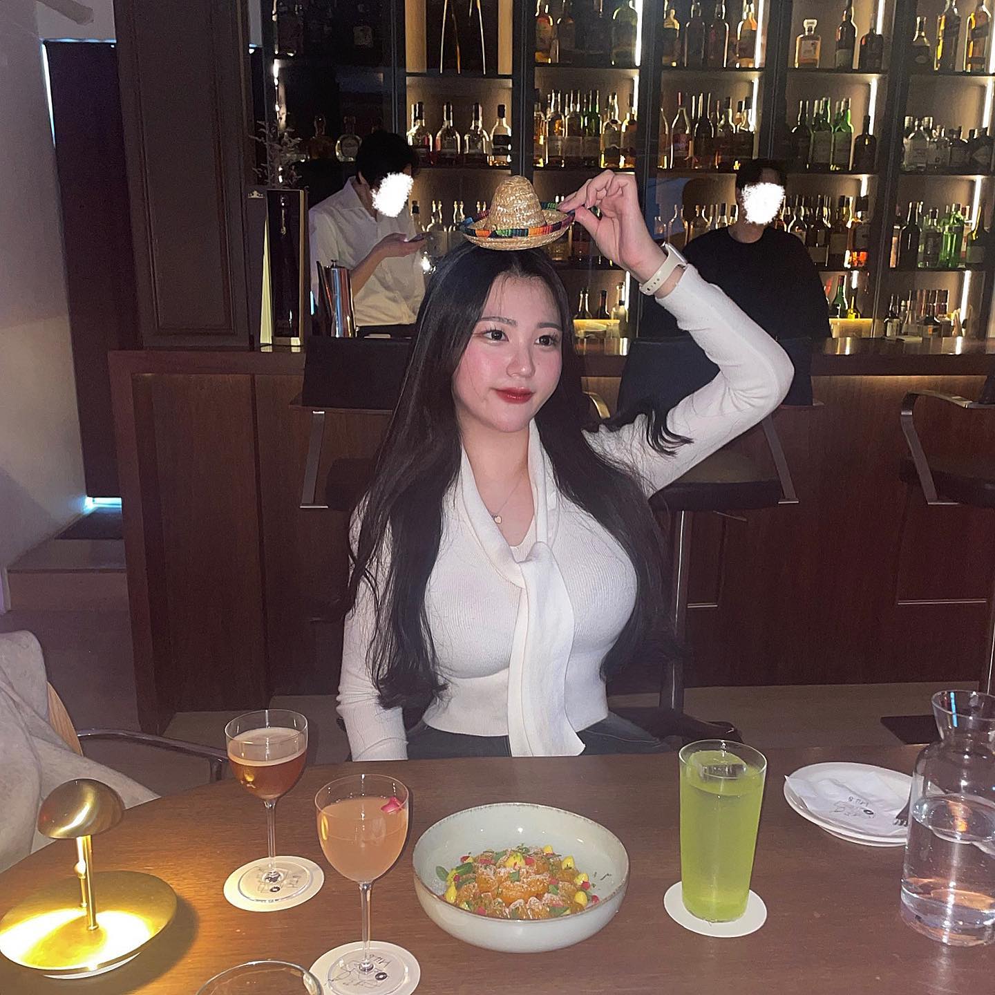 모자 삥뜯기 😋
그나저나 여기 디쉬들 진짜진짜진짜 맛있어••• 진짜로.ᐟ.ᐟ.ᐟ 

#하일로 #하일로도산 #barhilo #hilo #hilodosan #압구정 #압구정로데오 #압구정로데오바
#압구정데이트 #도산공원 #도산맛집 #압구정맛집 #apgujeong #bar #seoultrip #압로핫플  #압로
#apgujeongrodeo #rodeoba r#apgujeongbar #seoulbar #신사동 #가로수길 #맞팔 #05년생