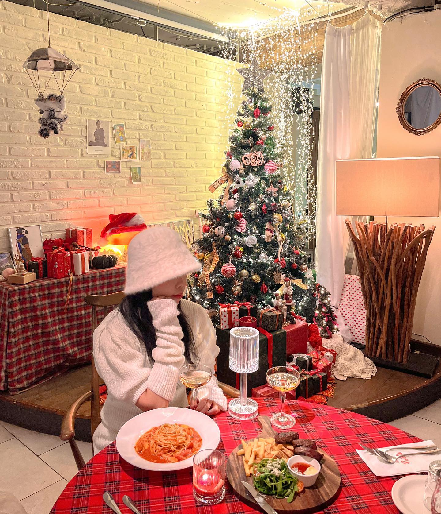 이번 크리스마스 레스토랑은 여기서🍽️🍷
실시간으로 화이트크리스마스 컨셉으로 차분하고 따뜻하게 꾸몄다고해요 🤍❄️ 다른 레스토랑과 달리 메뉴 가격도 합리적이라 데이트 장소로도 완벽‼️ 야외는 캠핑 감성 제대로 느낄수 있음🔥🏕️

트리 앞 좌석은 선착순으로 안내한다는 점✨
실내석으로 빠르게 예약하시는거 추천❗️

가든포에트
📍서울 마포구 와우산로14길 12 가든 포에트
📍네이버예약, 캐치테이블로 예약가능
📍작년 사진입니다.