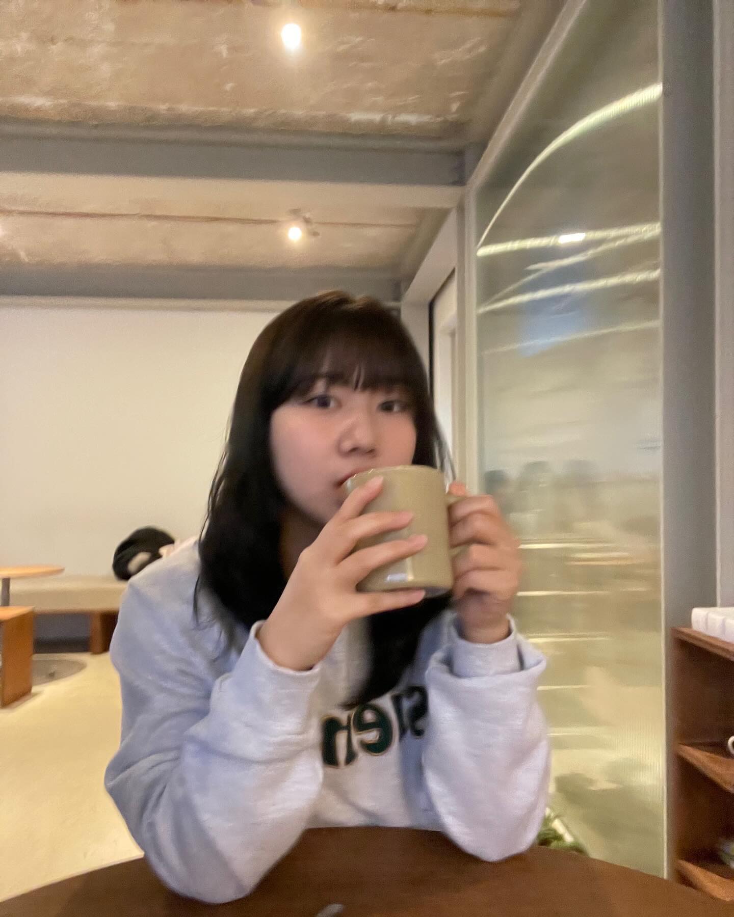 성수 나들이🫶🏻 
레이어드컷 하고 젊어졌다는 소리 많이 들어서 기분좋응 반오십살