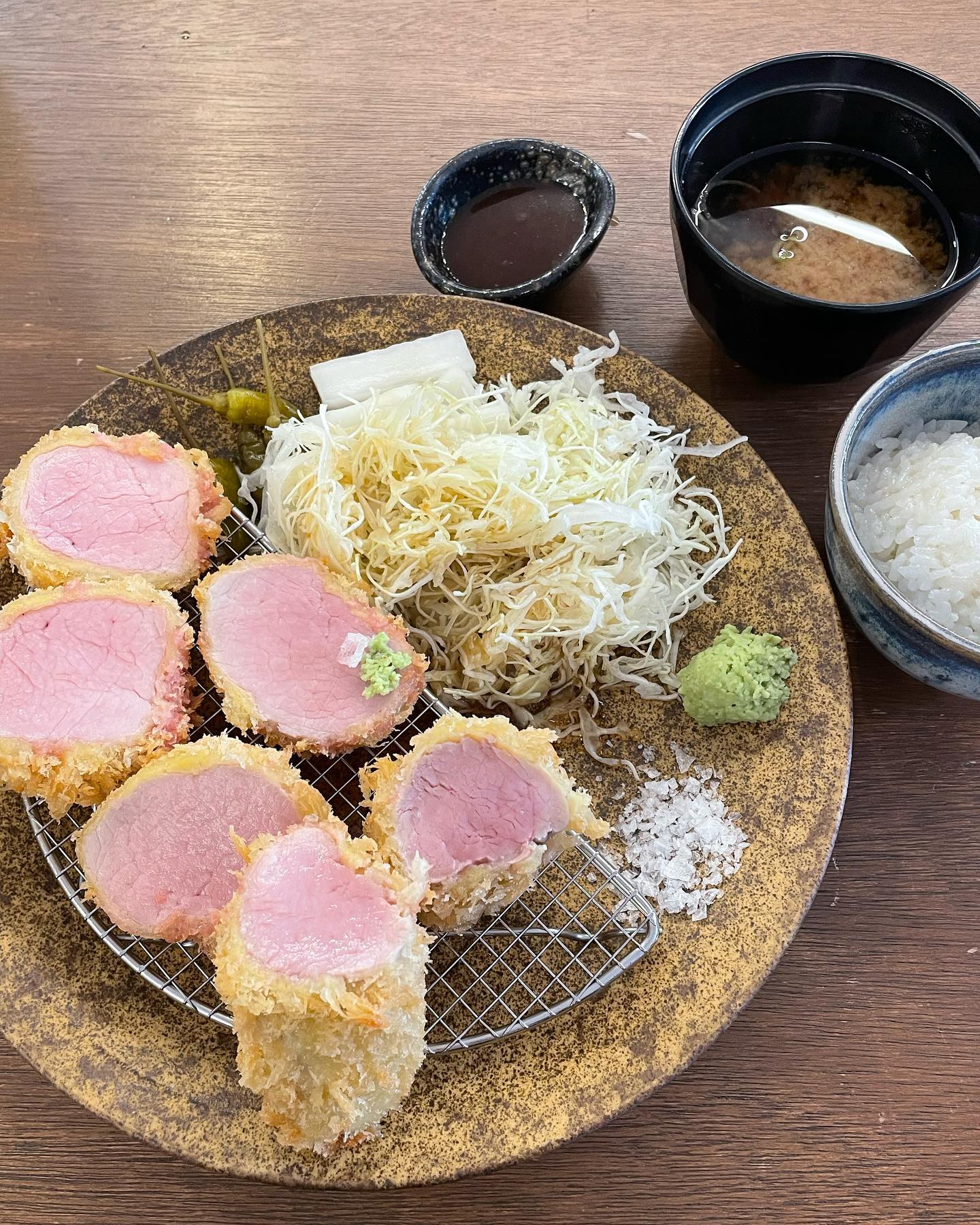 •
#일월카츠 내 인생 돈가스….🫶🏻 엄청엄청 친절하신 사장님 덕분에 기분도 좋아지는 가게 🍀 
#런던베이글뮤지엄 #런베뮤 #런베뮤안국 감자치즈, 플레인, 바질토마토 진짜 맛있었다 🥯 꿀은 필수 🍯