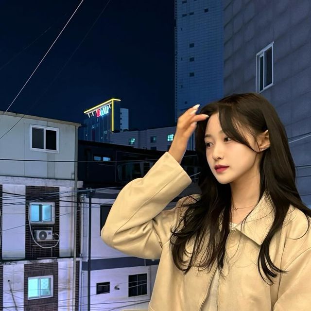 김민지 on Instagram: "#광고 깔끔한 무드의 루즈-오버핏 비건스웨이드 자켓💛 밑단 밴딩으로 탄탄한 핏감을 주고 투웨이 지푸를 사용하여 다양항 스타일링을 연출할 수 있어요!! 치