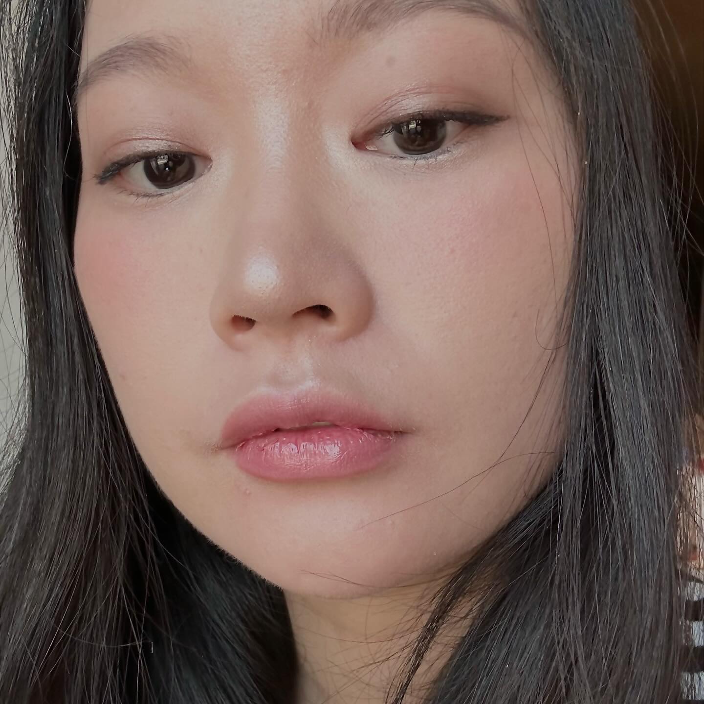 부담스런 확대샷! 
오랜만에 화장해서🥹😅
하이라이터 사랑💖
.
호르몬땜에 좁쌀들이 끊이질 않아..😭
.
#하이라이터 #데일리메이크업