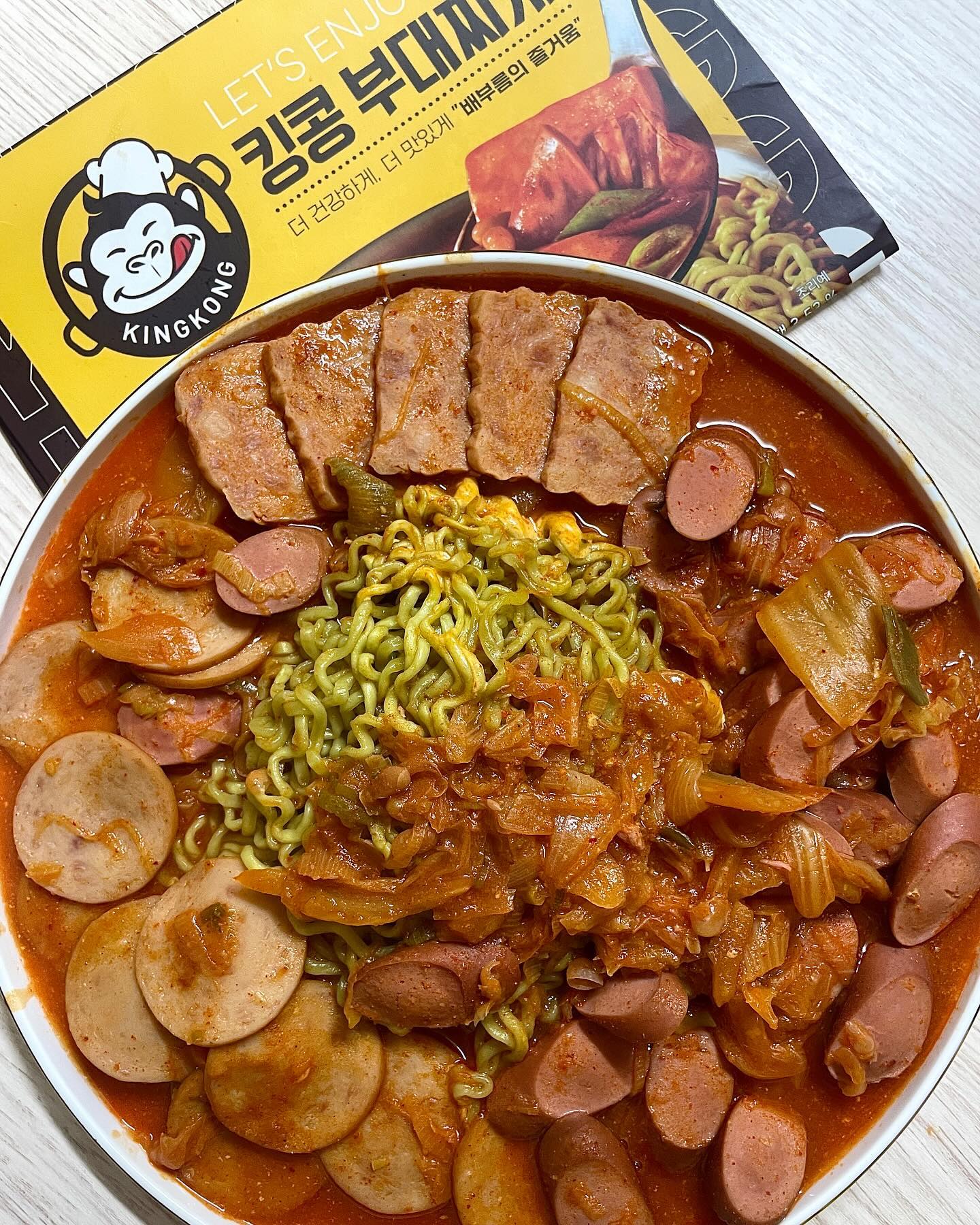 #협찬 #마이셰프 #밀키트 
국내 밀키트 '전문 브랜드'{ 마이셰프 } 
다들 밀키트 애용하시나요?🍲
저는 밀키트를 자주 활용하여 익숙하답니다.

{ 마이셰프 }에서 킹콩 부대찌개 2종을 
밀키트로 출시하였습니다. 🧑🏻‍🍳👩🏻‍🍳👨🏻‍🍳

하나부터 열까지 빠진 구성없이 
가득 담은 재료로 간편하면서 

푸짐한 양으로 2인 기준 용량에도
더욱 배부르게 즐길 수 있어요 🤤

또한, { 마이셰프 }가 이번 밀키트에 
건강을 생각해 클로렐라 면을 
활용했더라고요?🫢 🌱

클로렐라는 다양한 효능이 있지만 
면역력이나 혈압조절에 탁월하다네요

소비자의 건강까지 책임지는 마이셰프
먹쭐 내줘야겠네요😝

바쁜 현대인, 식사 준비하기 힘든 날 
{ 마이셰프 }로 행복한 저녁시간을 지킵시다.👨🏻‍🍳

📌 신제품 2종 출시 📌
- 킹콩 부대찌개
- 킹콩 마라 부대찌개 

📍Check List📍
- 건강을 위한 "클로렐라 면" 🍜
- 마라 맛 부대찌개 출시🔥

🛒 구매 법 🛒
mychef_official 
- 인터넷 : { 마이셰프 } 
•
•
•
#밀키트추천 #킹콩부대찌개 #부대찌개밀키트 
#마라부대찌개 #부대찌개만들기 #킹콩부대찌개밀키트 
#클로렐라라면 #클로렐라면 #부대찌개추천