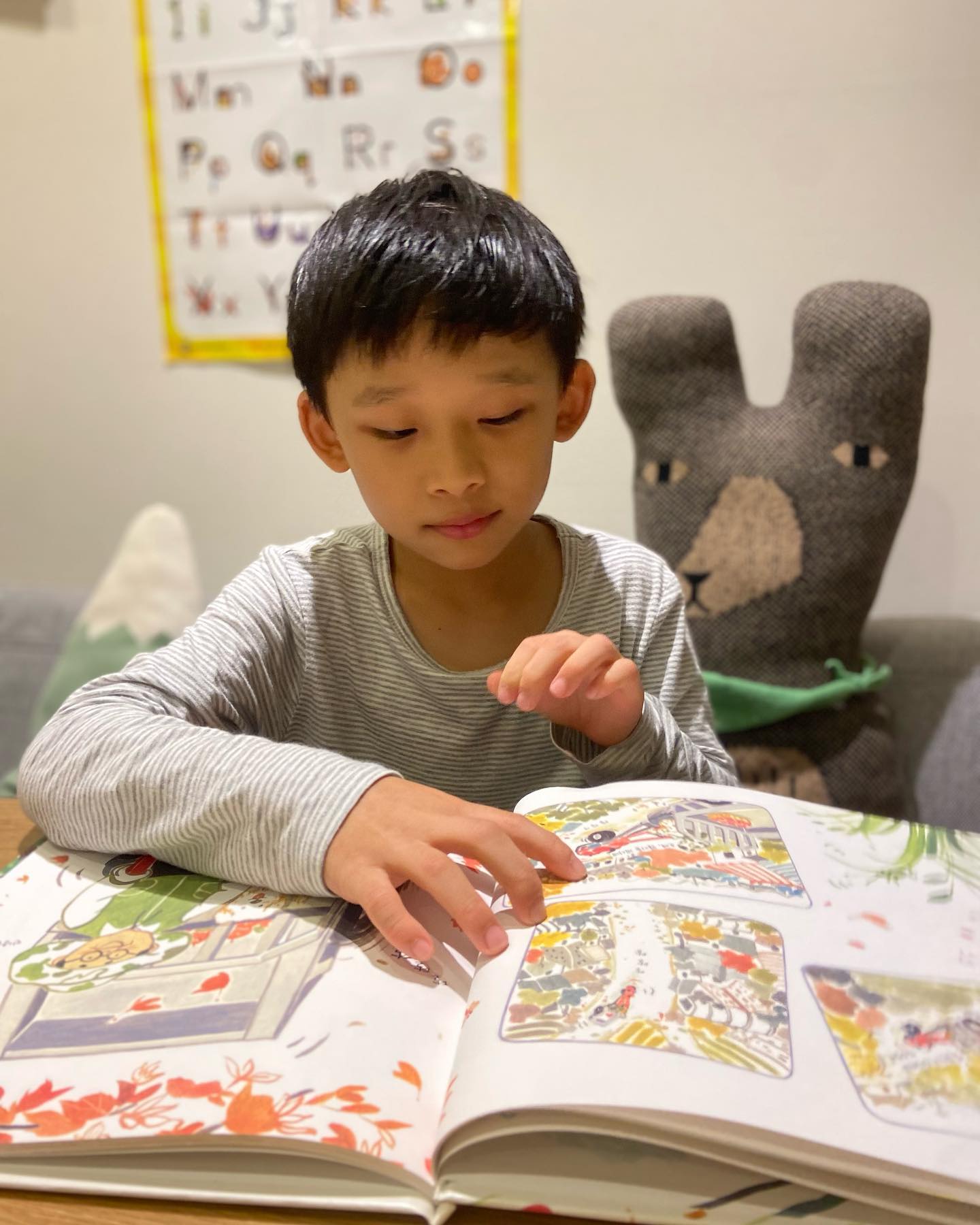 .

📖 #마성의그림책 

웅진주니어에서 그림이 예쁜 신간 #달달달달려요 책을 
선물로 보내 주셨어요 #감사합니다😍 

이 책을 받은지 일주일쯤 되었는데 아들이 기회를 주지 않아서 
한번 읽어 주질 못했어요..😂 

구수한 충청도 사투리가 재밌는지 
아이가 시키지 않아도 스스로 소리내서 읽고 있는데요
책보는거 좋아해서 혼자서도 곧잘 책을 읽긴 하지만
스스로 소리내서 읽겠다고 욕심내는 책은 처음이라 신기하네요👀

우리 아들이 이렇게 사투리를 좋아하다니😆
재미나게 읽기 독립을 시키고 싶으시다면 
이 책을 추천합니다👏

아름다운 시골의 가을 풍경을 따라
마을 분들이 경운기를 타고 어디를 가는건가 하고 보다보면
책을 덮을 때쯤엔 마음이 포근포근해져 있을 거예요☺️

+ 한달쯤 뒤엔 저한테도 읽어 줄 기회가 오겠죠?

.

woongjin_junior 
#웅진주니어 #김도아그림책 #신간추천
#달달달달려요 #잠자리독서 #그림책추천 
#그림책육아 #책으로놀기 #아이랑책읽기
#읽기독립 #엄마에게읽어주는책 #사투리그림책 
#책좋아하는아이 #찐리뷰 #아들육아 #육아소통 
#75개월 #7살아들 #7살도하 #만6세 
#그림책_도하 #아이랑책읽는밤 #그림책육아 
#자연스러운읽기독립