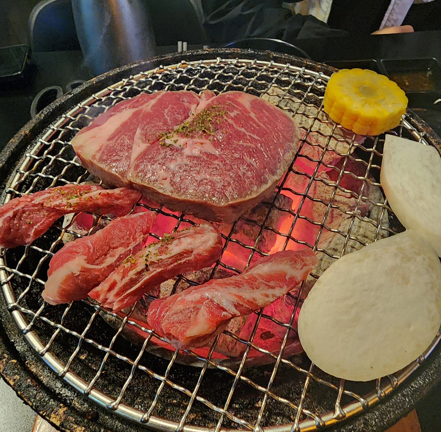 이 좋은 퀄리티 소고기를 무제한으로 준다????.????
한번도 안가본 사람은 있어도 한번만 가본 사람은 없을 
바로여기!! "갈마동 설도" 입니다♡
무한리필이라 생각할수 없는 끝내주는 고기에 
말랑쫄깃 껍데기까지 먹을수있는곳🥰🥰
친절하게 설명해주시는 사장님에 
설도의 특별한 치즈베리 소스까지🤤
(넘무 맛있어서 그냥 소스만 계속 퍼먹게됩니다..)
가성비 갑오브갑 갓벽한 식사를 원하신다면 
갈마동 설도를 찾아주세요 후회없으실거에요🤗❣️

#갈마동소고기무한리필#대전맛집추천#소고기맛집 #대전소고기무한리필#대전맛집갈마동소고기#갈마동설도 #소고기무한리필#갈마동#협찬리뷰#맛집협찬#협찬문의dm

*위 포스팅은 소녀체험단을 통해 본업체로부터 서비스를 제공받아 
주관적으로 작성된 글입니다*
