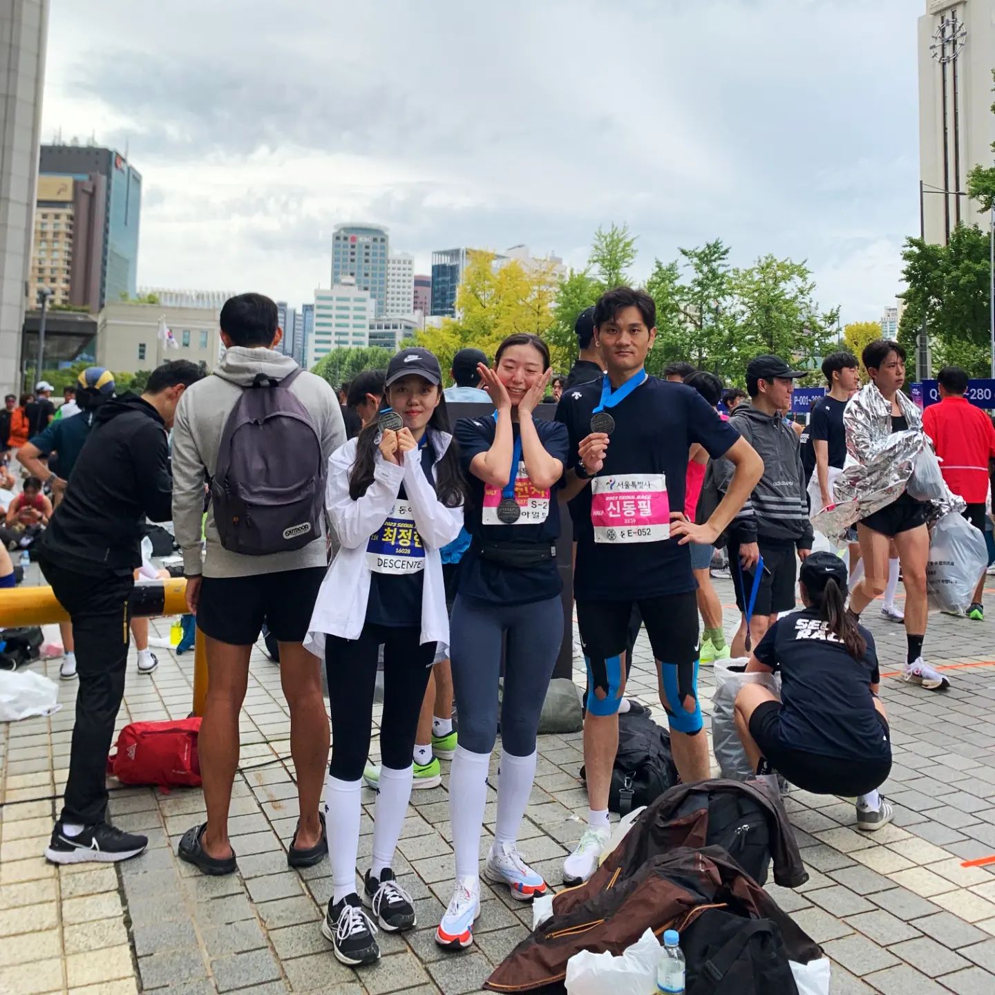 오늘도 즐거운 러닝이었다😆
#서울레이스 #하프마라톤 
함께해서 즐거워
runner_dolphin hyun___nnn 
#데상트러닝 #델타프로엘리트
#서울달리기 
seoulrace