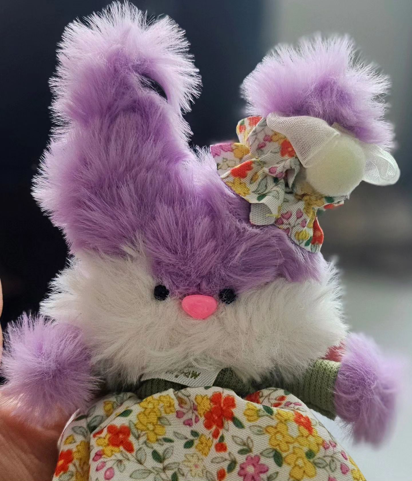 오늘은 인이에게 작업실에서 만든 모루인형을 선물해주었어요:>!
예쁘게 포장해주고 싶었는데🥹 
급해가지구,,,,비닐에 포장했지모에요,,,,,,속상😥

그래도 인이가 맘에 들어해주고오 이름도 앙큼이라고 지어주고
꼬까옷도 사준다고 막 알아보면서 가방에 달고 
기분 좋아하는 거 보니 덩달아 저도 넘 좋더라구요:>!!!

제가 모루인형 만들면 자꾸 심술쟁이표정 되는 것은 이제,,,,
의도하지 않아도 어떻게 해도 그 표정이 되더라구여,,,,하핳ㅎㅎㅎㅎ
어쩔 수 없음을,,, 하하하하하 

그럼 좋은 저녁 보내세요:>!!!!