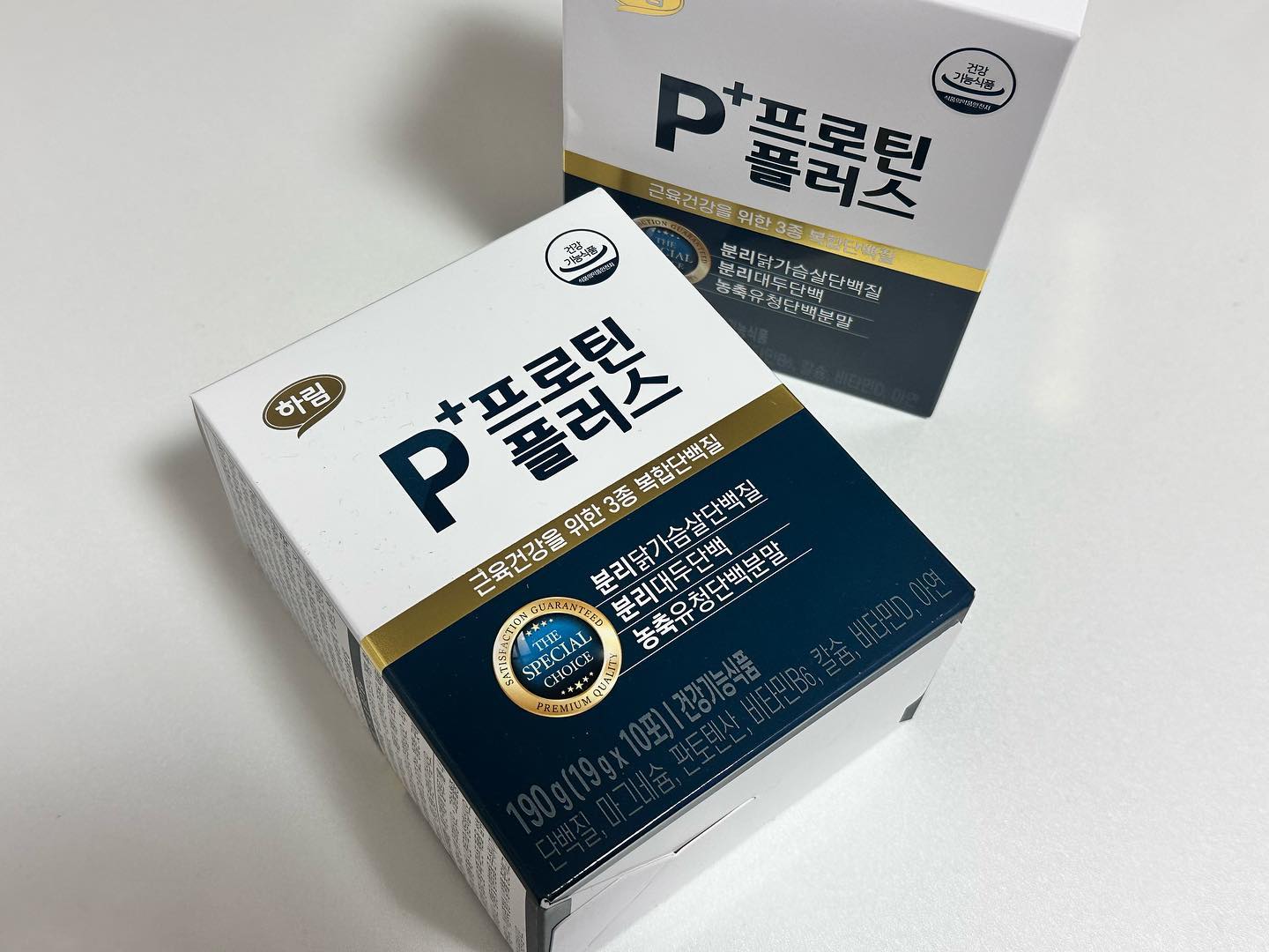 #협찬#제품제공

필수 아미노산 9가지가 함유된 100% 완전 단백질 하림 피플러스 프로틴 플러스!💪🏻
한포씩 개별 포장 되어있고 휴대하기 간편해서 운동전,후나 출근 할때 챙겨 다니면서 배고플때 물이나 우유 120-200ml에 2포씩 넣어서 든든하게 챙겨 마시고 있어요
국내산 닭가슴살에서 추출한 분리닭가슴살단백질과 국내산 5곡으로 만들어
영양가득한 프로틴음료라 든든하고 건강하게 챙겨먹기 좋은거 같아요 맛은 좀 비리지 않을까 했는데 고소한 미숫가루맛이라서 맛있더라구요
✔️분리닭가슴살단백질, 농유청단백 분리대두단백 등 3종 단백질로 근육건강을 위해 균형 있게 설계한 복합 단백질
✔️하림만의 독자적인 기술로 국내산 닭가슴살에서 추출하여 지방함량은 반으로 줄이고, 단백질의 순도는 4배 이상 높인 분리닭가슴살단백질을 사용
✔️필수 아미노산 9가지 함유 100% 완전 단백질
✔️국내산 5곡 곡물을 부원료로 사용해 고소한 풍미를 높인 고소한 곡물 라떼맛

#피플러스 #p+ #하림 #하림피플러스 #하림p+#피플러스프로틴플러스#피플러스프로틴플러스롤파우치#프로 틴플러스 #프로틴플러스단케미스