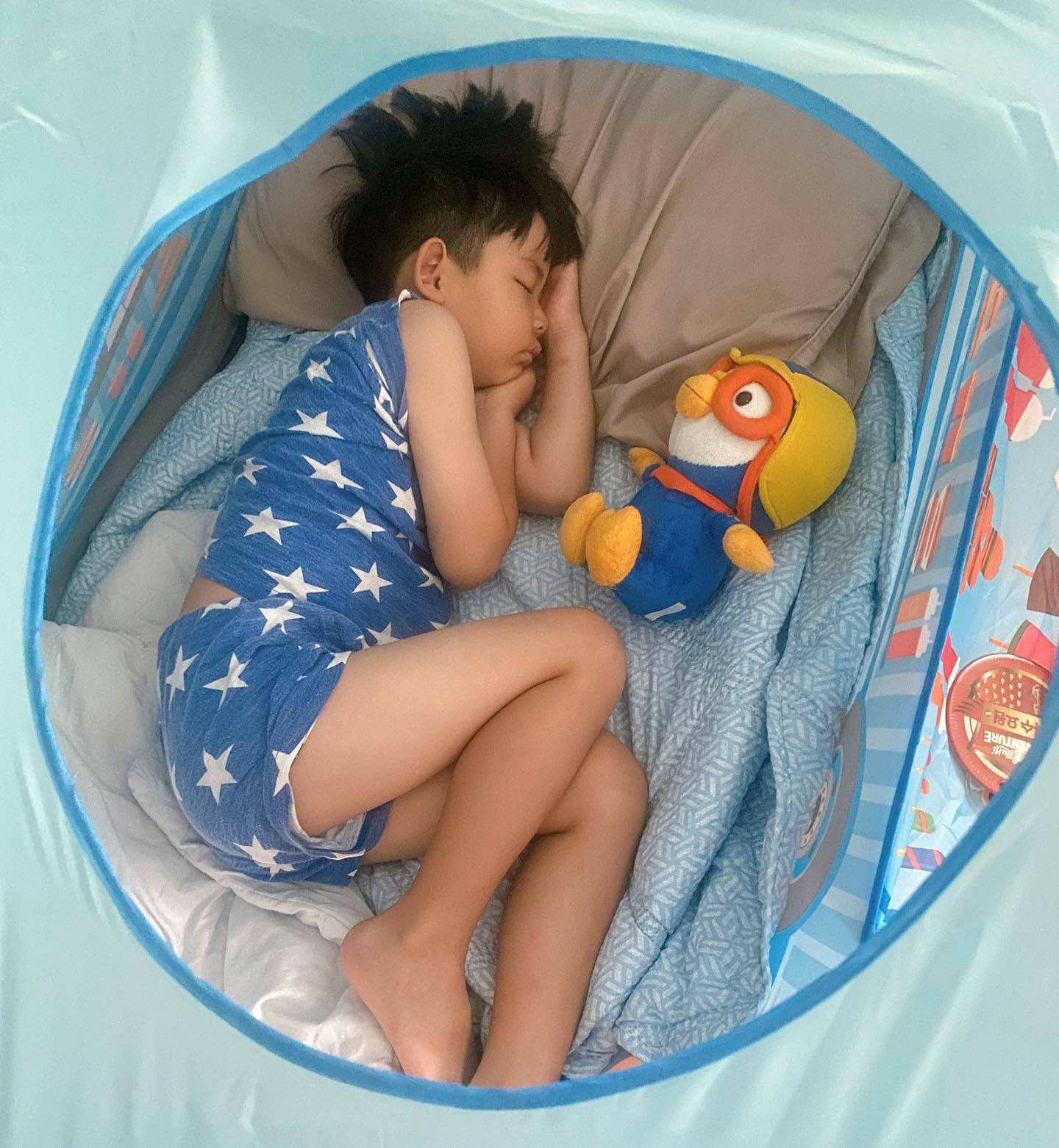 5월말 #수면독립 #지난피드
지난달 우리 부부의 코로나 확진으로 음성인 윤우와 갑작스런 분리생활을 했다
5일간 윤우는 거의 방에서 혼자 놀았고
식사도 홀로 하고 거실에 나올때는 서로 마스크를 쓰고 생활했다

가장 걱정되는건 잘때였는데 쭉 다른침대에서 혼자 자와서인지 잠들때까지 방 문 열어두는 조건으로 너무나 순탄하게 수면독립을 성공했다🙌

1등 공신은 산지 얼마되지 않아서 애착가득하던 아이스크림 텐트👍👍👍
텐트에 들어가서 뽀로로와함께 자겠다고 벙커침대도 필요없다 거절하신분🤣

2주간 텐트 안에서 자다가 날이 더워지면서 텐트 옆에서 잠들기 이틀
그 후 텐트 없이 수면도 자연스럽게 자리잡았다

수면독립 딱 한달차!
4세부터 방에서 혼자 자다가 5세 봄부터 무섭다고 다시 안방으로 기어들어오기 시작한지라 아직 안심할 수 없지만
그래도 진짜 많이 컸다 우리 애기❤️

#수면독립성공적
#침대사줘야하는데 #놓을자리가없네