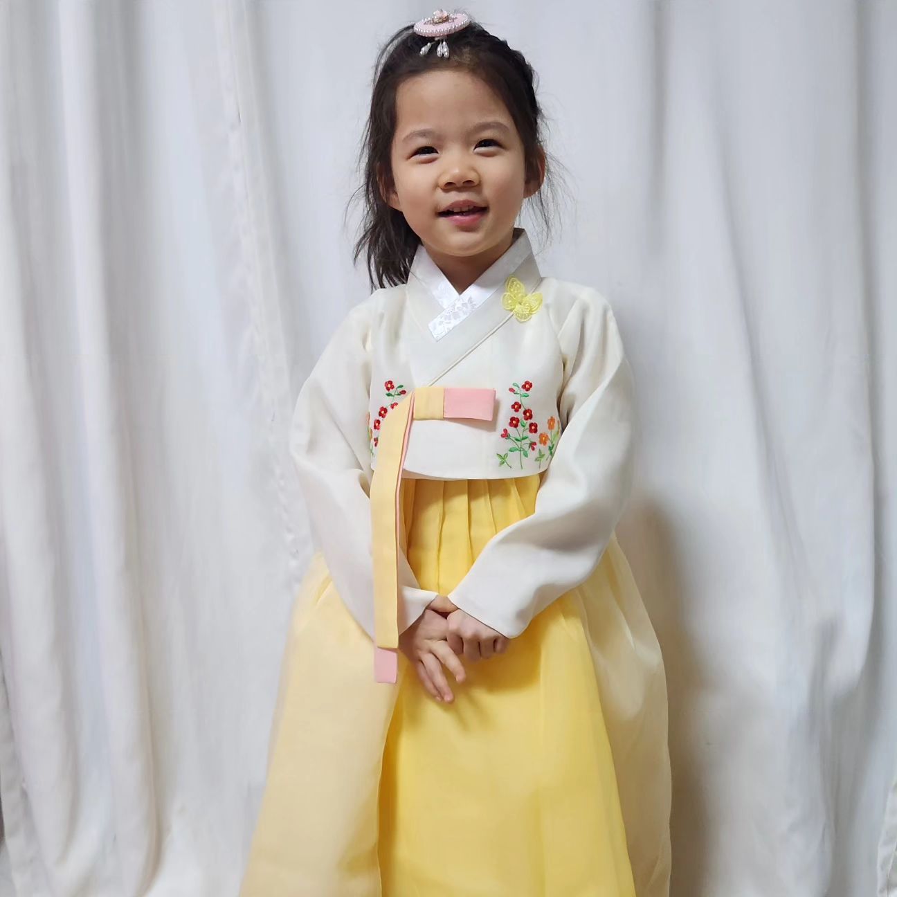 벌써 7호라니...

작년에 6호 준비해서 입었는데 딱 맞는 것 같아
편하게 움직이라고 7호를 준비했고, 입혀보기 전엔
왜이리 커! 이랬는데 또 찰떡같이 맞아버리는 옷 사이즈에
극 F인 엄마는 또 눈물을 머금는다 ...

우리 둘찌 서아는 이제 4호...입어야하니까
언니꺼 입어보고, 추석엔 자매샷 가즈아 !! ㅋㅋㅋ

haranghanbok

#아동한복 #여아한복 #남아한복 #어린이한복 #유아한복 #설날한복 #명절한복 #아이한복 #고급한복 #하랑한복 #아기한복 #유치원한복 #한복구입 #남매한복 #자매한복 #아이한복 #형제한복