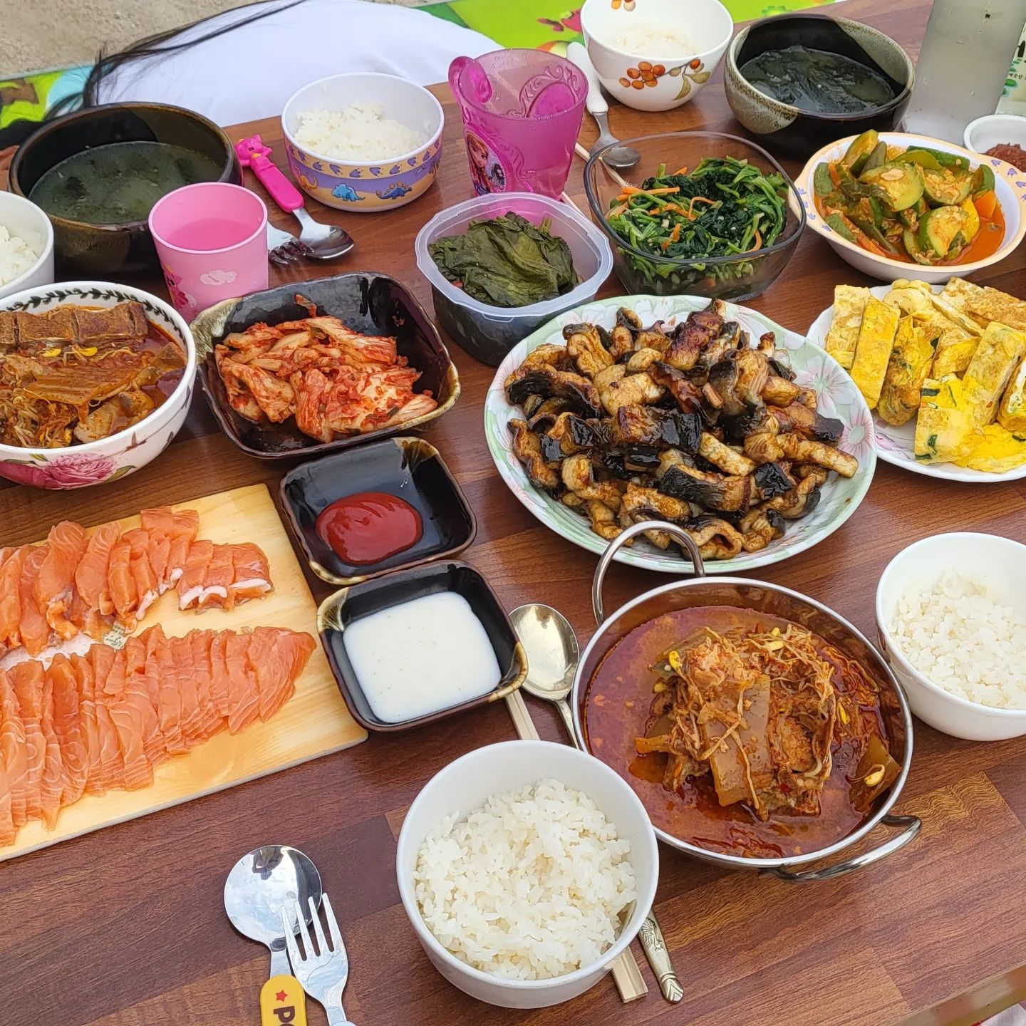 마당 번개파티💙💚
"저녁같이먹을까요?"
한마디에 급 짠~~😍🙏
#마당캠핑 #장어구이 #연어요리 #연어롭다
#고창장어 #풍천장어