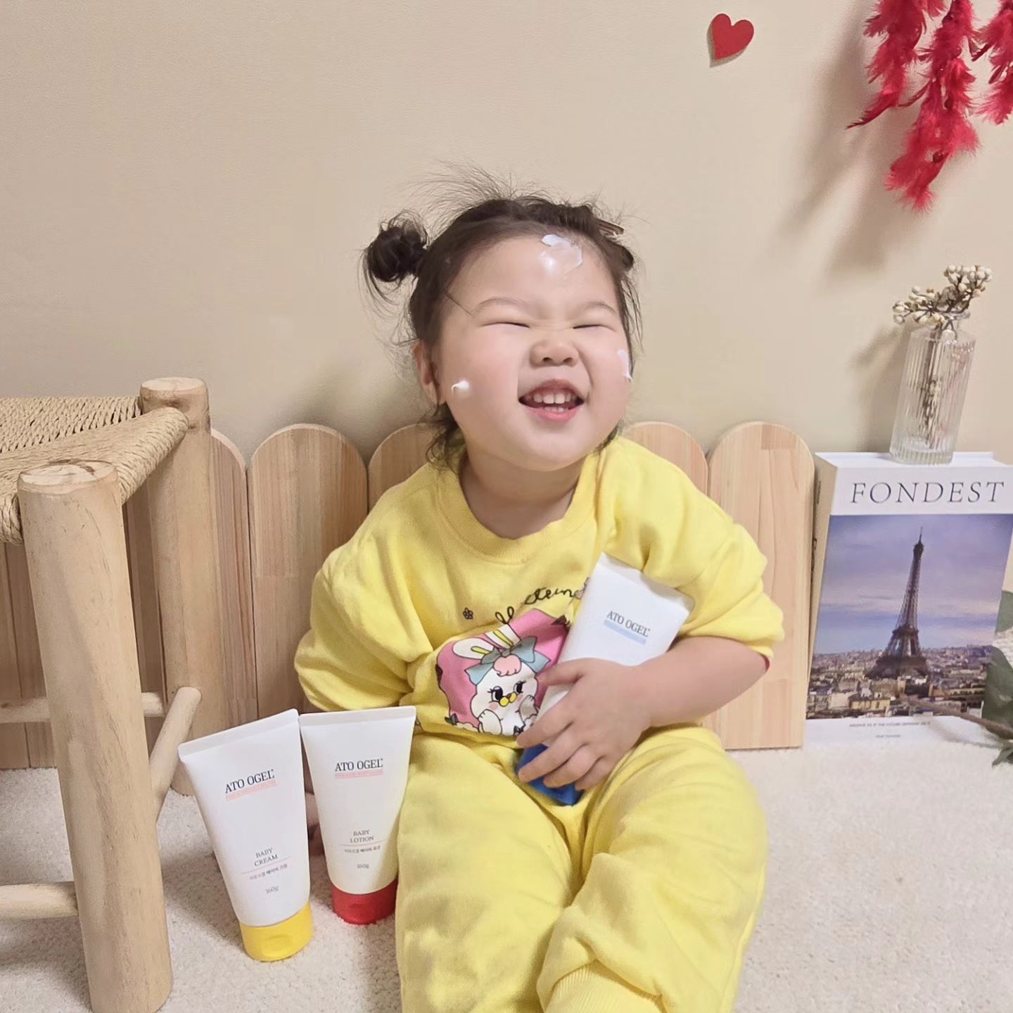 #광고지만찐후기 아기인생첫스킨케어 아토오겔 🌿

아기낳고 조리원에서 선물로 나와서
채니가 태어나서 처음으로 바른 스킨케어가 아토오겔이에요
지금 친정에서 사놓고 쓰는 바디워시도 아토오겔이구요ㅎㅎ

부드러운 거품타입으로 나오는 바디워시라
거품 따로 물묻혀 낼 필요없어서 좋고 부드러운 거품에 무향이라 순하고 
로션이나 크림도 보습력 괜찮아요 
노랑색뚜껑 크림은 로션보다 좀 더 연고처럼 단단한 제형으로
확실히 좀 더 탄탄한 보습력이라
로션은 몸에, 크림은 얼굴에 발라주면 딱이에요
수딩젤은 여름에 요긴하지용 💚

아토오겔 브랜드위크 1+1+1 이벤트가 
3/12일 화요일 10시부터 진행된다고해요 
선착순이라 현재 크림이랑 수딩젤 품절이래여 ㅠㅠ 
한정수량으로만 구매 가능하다고 하니 언능 무브무브😆😆 
아토오겔 카톡 플친만 맺으시면
할인쿠폰, 이벤트까지 알림이 바로 간다고하니 플친 맺어보세용
.

아기 피부에 안맞으면
30일내 100% 환불도 된다고 하니 
신생아 스킨케어 첫 스킨케어 고민하신다면
아토오겔 고려해보세용 😄😄😄🌸🌸

#아토오겔#아기화장품#아기로션#아기크림#아기수딩젤
#바스앤샴푸#아기고보습크림#아기샴푸#아기바스#아기샴푸추천
#유아화장품#아기보습제#보습로션#아기피부관리#아토피로션추천
#아기침독#아토피로션#신생아로션추천