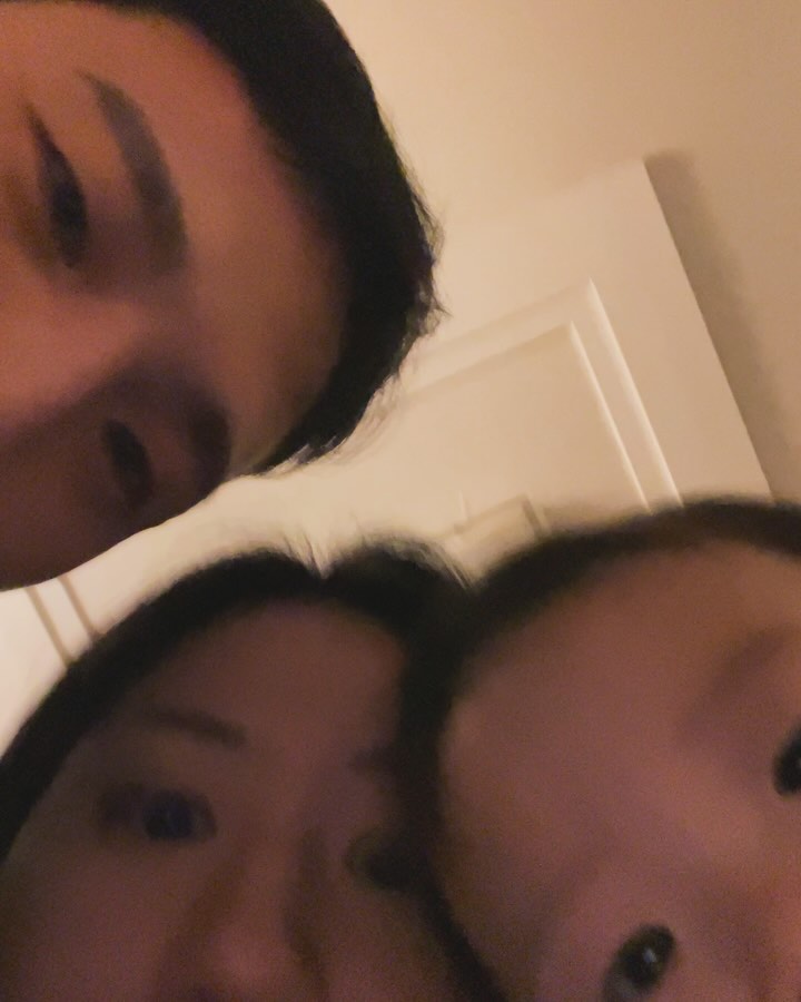 _
얘두라!!!!다모여!!!
야밤에 가족사진찍기ㅋㅋㅋㅋ
김태리 김녹두 카메라욕심 엄청나네🤓👍🏻

#𝐭𝐚𝐞𝐫𝐢_𝐟𝐢𝐥𝐦 #𝐭𝐚𝐞𝐫𝐢_𝐃𝐚𝐲 #8개월아기
#주댕티동태리녹두 #우리가족 #사랑해