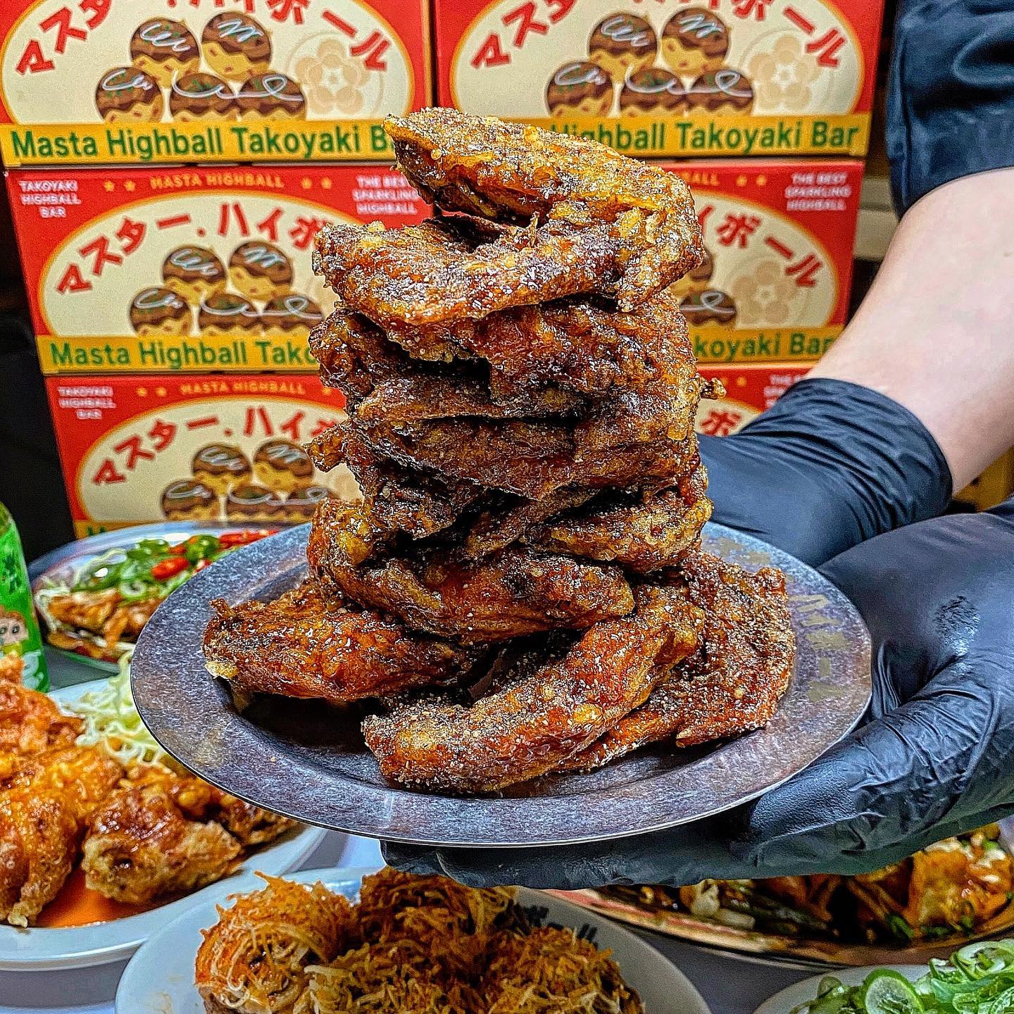 #마스타하이볼 #먹깽_존맛 
“타코야끼를 직접 구워주는 일본 갬성 낭낭한 곳”
⠀
타코야끼를 눈앞에서 직접 구워주는 일본 갬성 낭낭한 마스타하이볼이에요🫶🏻 방이동 접수하고 잠실새내에도 오픈했다고 해서 다녀왔어요💓
⠀
일반 타코야끼보다 1.5배는 큼직한 사이즈인데 속도 꽉 차있고 다양한 토핑을 올려먹을 수 있어서 쫀맛✨ 맥주랑도 너무 잘어울린다고요❤️‍🔥
⠀
간단하게 먹을수 있는 저렴한 안주가 가득한데 하나하나 맛도리라 1인 1안주 쌉가능🫶🏻 안주충을 위한 곳이에요
⠀
생맥주와 하이볼도 3,900원이라는 갓성비를 자랑하는 곳이니 안갈이유 있나요?🥺
⠀
⠀
✅ 서울 송파구 백제고분로7길 26 1층
✅ 0507-1406-1787
✅ 15:00 ~ 05:00

#타코야끼 #잠실새내맛집 #잠실새내역맛집 #잠실맛집 #스낵바 #잠실새내데이트 #잠실새내역데이트 #잠실스낵바 #이자카야 #먹깽_잠실 #좋아요반사 #먹팔