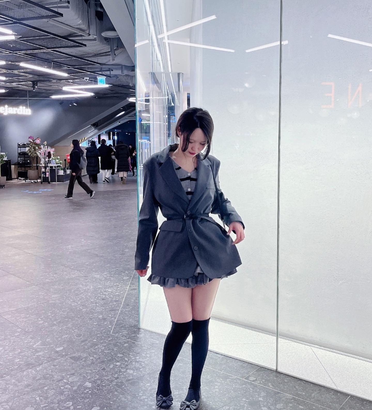 #협찬 입는 순간 얼굴이 작아지는 마법
아르제인 오버핏자켓
-
아방한 넓이감으로 자켓이지만
가장 편안한 착용감을 자랑해요

여리여리해보이는 효과는 덤✨

롱치마, 슬랙스 등 모던한 느낌으로도 좋지만
숏치마와의 조화가 좋아 귀엽게도 소화되는 기장

3계절 착용가능한 얇은 두께감
덕분에 가벼워 활동감도 좋아요

세트로 제공되는 허리벨트로
내멋대로 핏을 완성할 수 있고
허리선이 위쪽에 있어서
다리 또한 2메다 가능🫶

#여성코트 #오버핏자켓 #아르제인