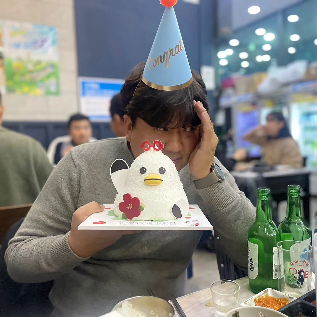 며칠 뒤 울남편 생일이라 친정식구들과 방어회 먹으러 왔어요ㅎㅎ

꼬깔 모자가 부끄러운 갱상도 남자ㅋㅋㅋㅋㅋ
처제가 예쁘게 찍어줬넹

#생일 #생일케이크 #방어회 #진주방어회