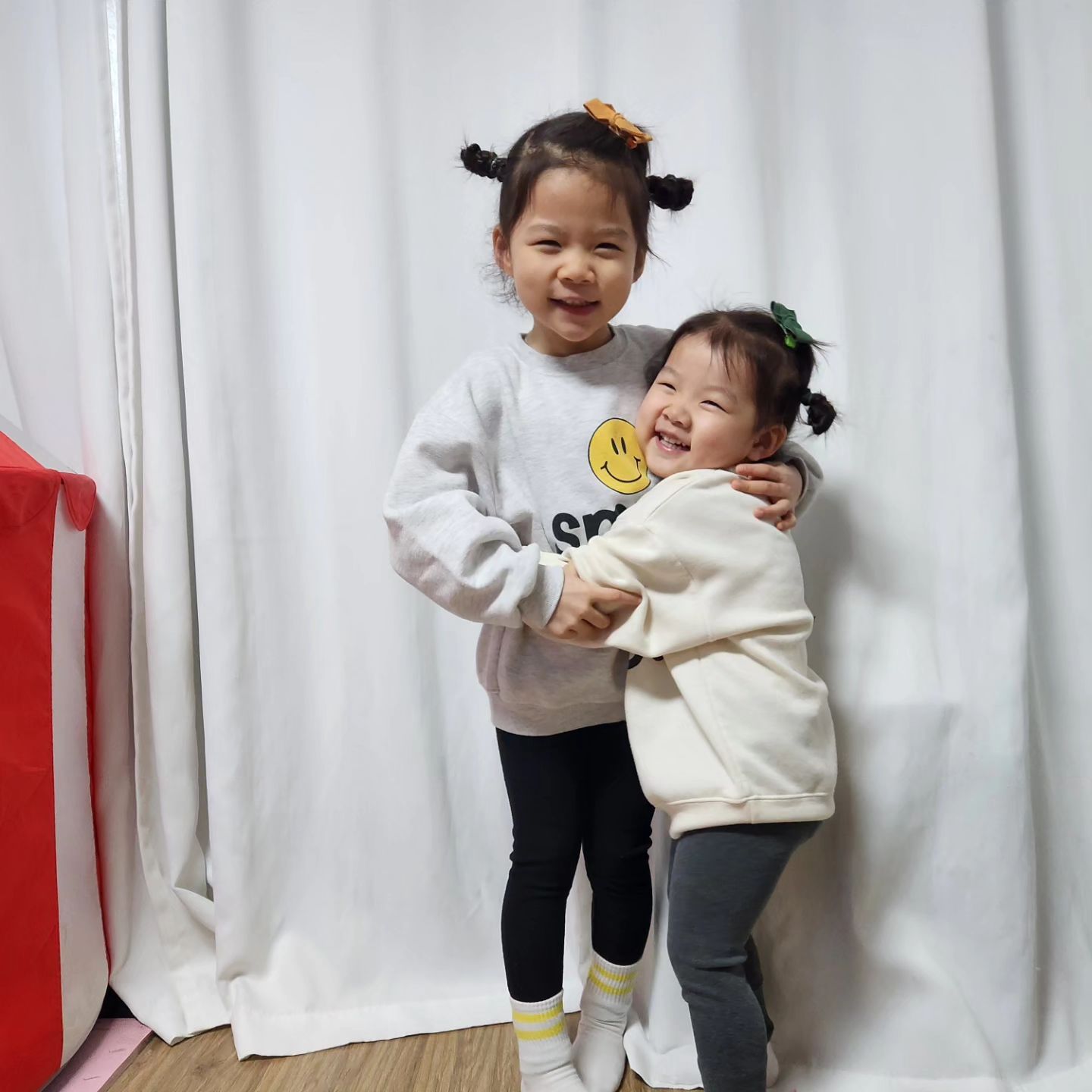 항상 밝고 행복하게 지금처럼만

하지만... 현실은
등원하자 !

#등원룩 #자매 #우정 #학습지고민 #지아야힘들지 #공부가머니