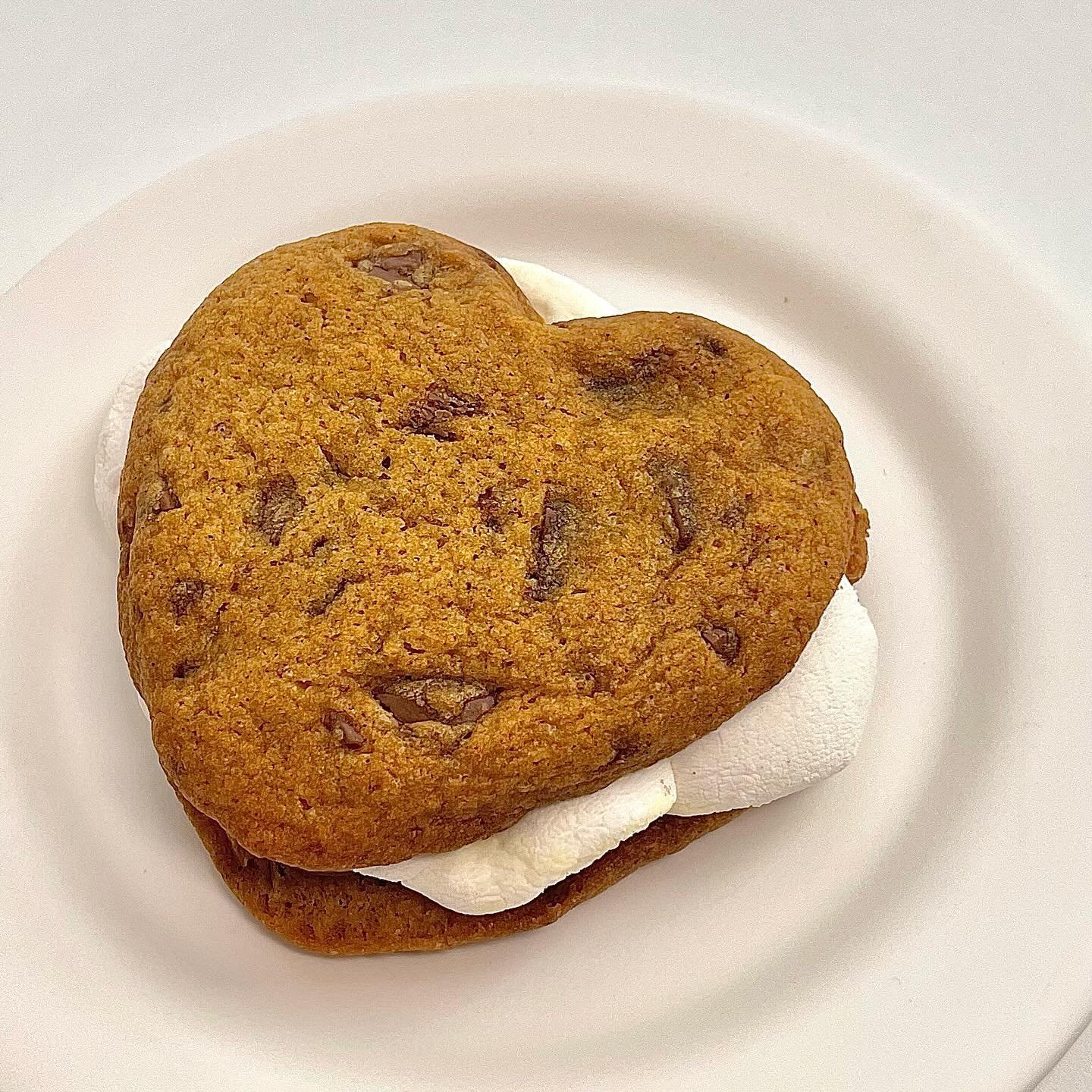 호박 스모어 쿠키 🎃
pumpkin s’more cookies 🍪

9월의 마지막 미션인 호박 베이킹이에요 :)
호박 퓨레로 만들어서 정말 수월하게 부드러운 호박 초코 칩 쿠키를 만들었답니다 ㅎㅎ

그냥 쿠키만 만들기엔 심심한 것 같아서 스모어 쿠키처럼 만들어봤는데 생각 이상으로 너무 만족스러웠다는..🤍
기라델리 초콜릿은 어느 상황에 써도 너무 맛있어서 진짜 강추드리는 제품이에요 !! 특히 밀크초콜릿 !! 🍫

(레시피는 ’베이킹 플리마켓‘ 카페에서 확인하실 수 있습니다)

🤍 비앤씨마켓에서 구매한 품목
[앤드로스] 냉동호박퓨레(1kg/퓌레)
[기라델리] 스텐포드 밀크초콜릿 웨이퍼(2.27kg/커버춰)
밀가루체(화이트)
내츄럴 브라운 쿠킹페이퍼(롤유산지/8m/독일산)
[록키마운틴] 마시멜로우

🤍 본 게시물은 비앤씨마켓의 적립금을 지원받아 작성되었습니다

#크리슈머 #브레드가든 #비앤씨마켓 #홈베이킹 #쿠키 #초코칩쿠키 #스모어쿠키 #스모어 #호박 #가을 #homebaking #chocolatechipcookies #cookies #pumpkin #pumpkinseason #smore #smores #smorecookies #fallvibes #autumnvibes #クッキー #チョコクッキー