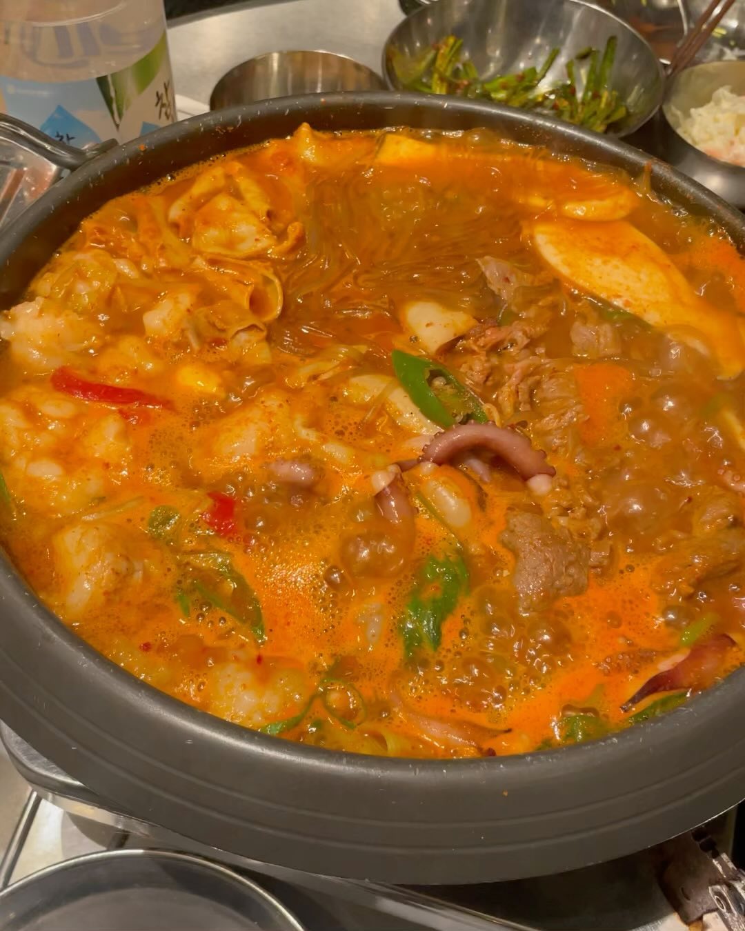 🧂을지로 골목집
줄서는 맛집: 곱창, 대창이 가득한 곱도리탕, 낙곱새

힙지로 핫플로 유명한 골목집에 다녀왔습니다. 소주랑 궁합이 좋은 낙곱새전골은 안에 곱창이 완전 실해요. 매콤하고 감칠맛나고 양도 많은 편이었어요. 배부른 상태였지만 볶음밥은 또 맛있게 들어가더라구요 꼭 드세요!! 위에 그림 그려주시는 치즈계란말이와, 고소한 콘치즈도 추천드립니다. 곱도리탕도 유명한데 곱도리탕이 낙곱새보다 개인적으로 더 자극적이었어요. 둘다 1차로 배도 채우면서 맛있게 즐길 수 있는 안주로 최고에요. 식사시간에는 웨이팅이 있다는 점 참고해주세요.. 타이밍이 안맞으면 좀 많이 기다리셔야 해요. 웨이팅이 있을 경우 이용시간 2시간으로 제한 있습니다. 매장 내에 케이팝을 크게 틀어줘서 조용한 분위기는 아닙니다. 

서울 중구 수표로 48-3 1층

#을지로 #힙지로 #을지로술집 #을지로3가 #곱도리탕 #낙곱새 #소주안주 #골목집 #먹스타 #먹팔맞팔 #먹스타그램 #곱창 #낙곱새전골🐙🐷🦐🥘 #대창 #을지로핫플 #줄서는식당