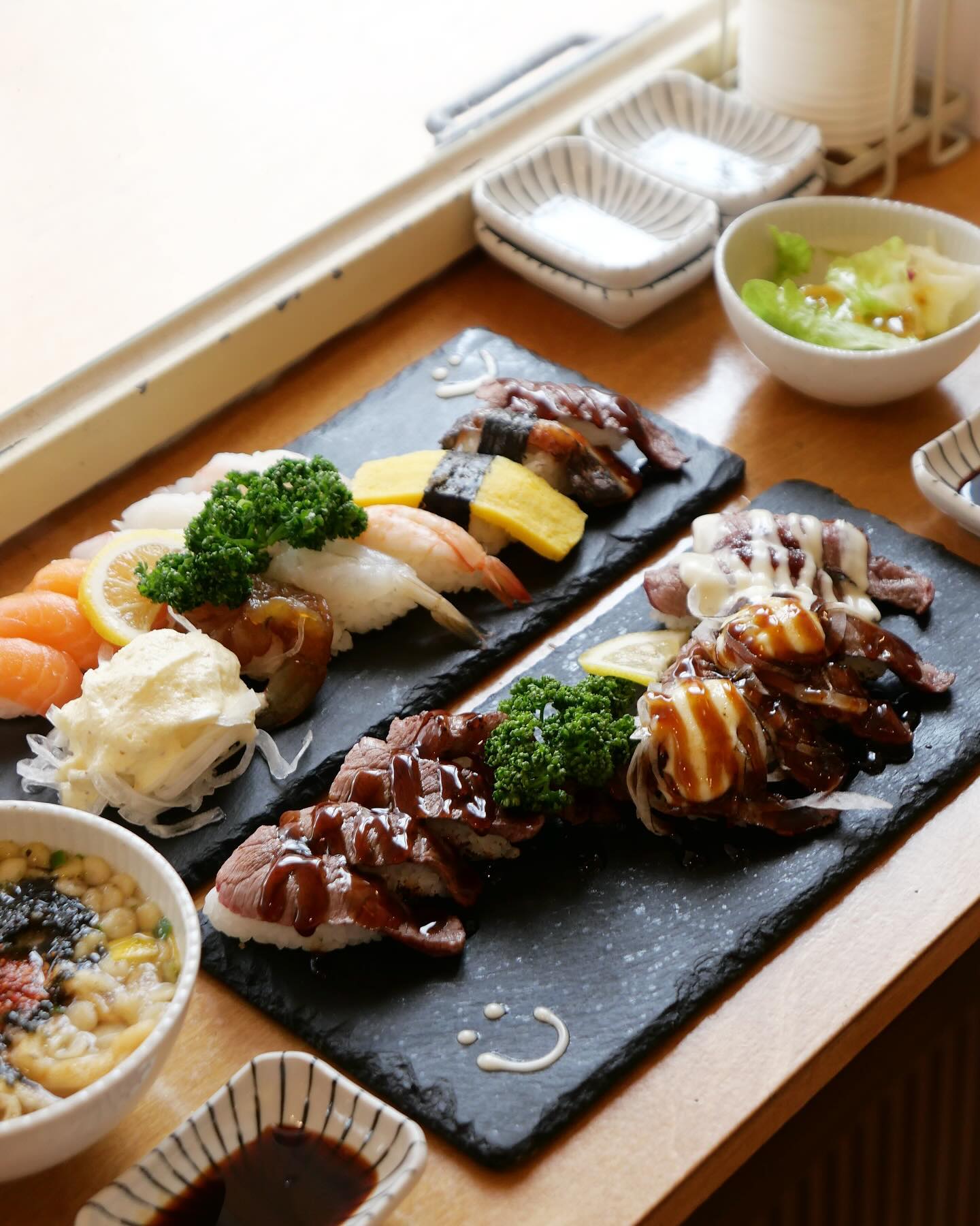 #협찬 2ddo2sushi 

감성가득 따스함이 느껴진 전포사잇길 맛집
맛과 가격, 분위기를 잡은 이또이스시 다녀왔어요.

전포역에서 도보 5분내에 위치해있어서 접근성 굿👍🏻
깔끔하고 심플한 가게에 감성 소품으로 포인트를 준것도 굿👍🏻
거기다가 우동 or 모밀 포함된 세트메뉴가
1만원대로 가성비 끝판왕에 맛도 있어서 반해버렸어요🩷

📍이또이스시 2ddo2sushi 
주소 : 부산 부산진구 전포대로176번길 43 1층
전화 : 0507-1334-2009
영업시간 : 오전 11:00 ~ 오후 9:30
(평일 브레이크타임 3:30 ~ 4:30)
포장, 배달, 예약가능
.
.
.
.
.
#전포맛집 #부산전포맛집 #전포맛집추천
#이또이스시 #전포역맛집 #리뷰노트 #맛집투어 
#부산스시 #전포사잇길 #busantravel #busanfood 
#釜山旅行 #釜山グルメ #釜山美食 #jeonpodong