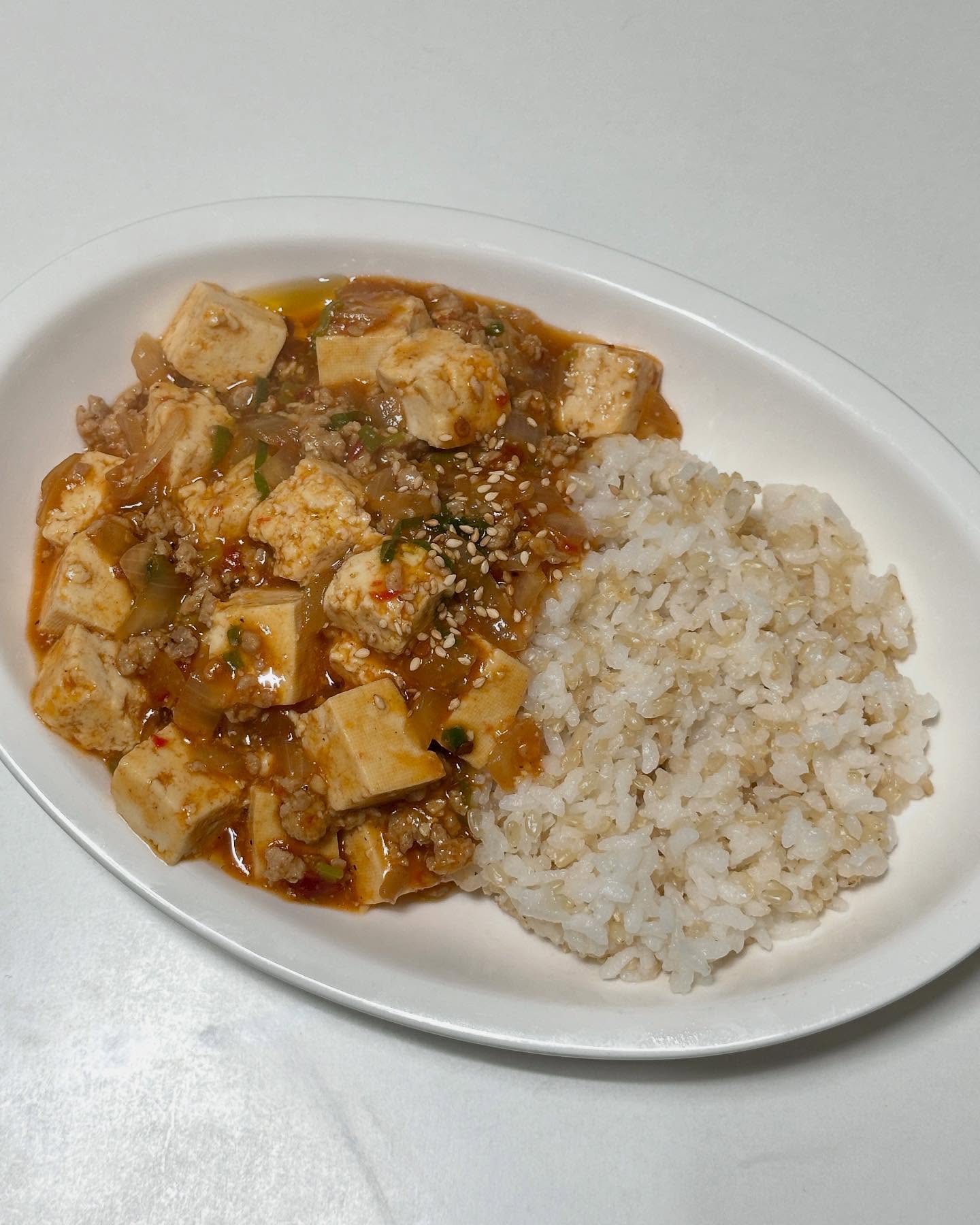 오늘의 메뉴 👉 마파두부 덮밥

집에 항상 두부가 있으면 해 먹는 마파두부에요😋
다진고기도 들어가서 씹는맛도 있고
간단하니 해먹기 너무 편해요🙌

👉 레시피
재료 - 두부 1/2모, 양파 1/2개, 파 1/2대, 다진고기 100g, 다진마늘 1스푼, 밥 1공기, 물 150ml

양념 - 두반장 1.5스푼, 간장 1스푼, 굴소스 1스푼, 설탕 1스푼, 참기름 1스푼, 후추약간

전분물 - 전분가루 1.5스푼, 물 1스푼

👉 조리과정
1️⃣
- 양파를 작게 깍뚝 썰어주세요.
- 파를 송송 썰어주세요.
- 두부를 먹기 좋개 썰어주세요.
- 전분물을 만들어주세요.

2️⃣
- 팬에 식용유를 두르고 파, 다진마늘을 넣고 볶아주세요.
- 다진고기를 넣고 볶아주세요.
- 다진고기가 익으면 양파를 넣어주세요.
- 양파가 투명해지면 물을 넣어주세요.

3️⃣
- 양념재료를 넣고 두부를 넣어주세요.
- 전분물을 넣고 졸여주세요.
- 참기름을 둘러주세요
- 그릇에 밥을 담아 두부를 올려주면 완성🙌🙌

#마파두부덮밥 #마파두부 #두부 #덮밥 #마파 #두반장 #집밥 #집밥레시피 #간단요리 #간단레시피 #저녁메뉴