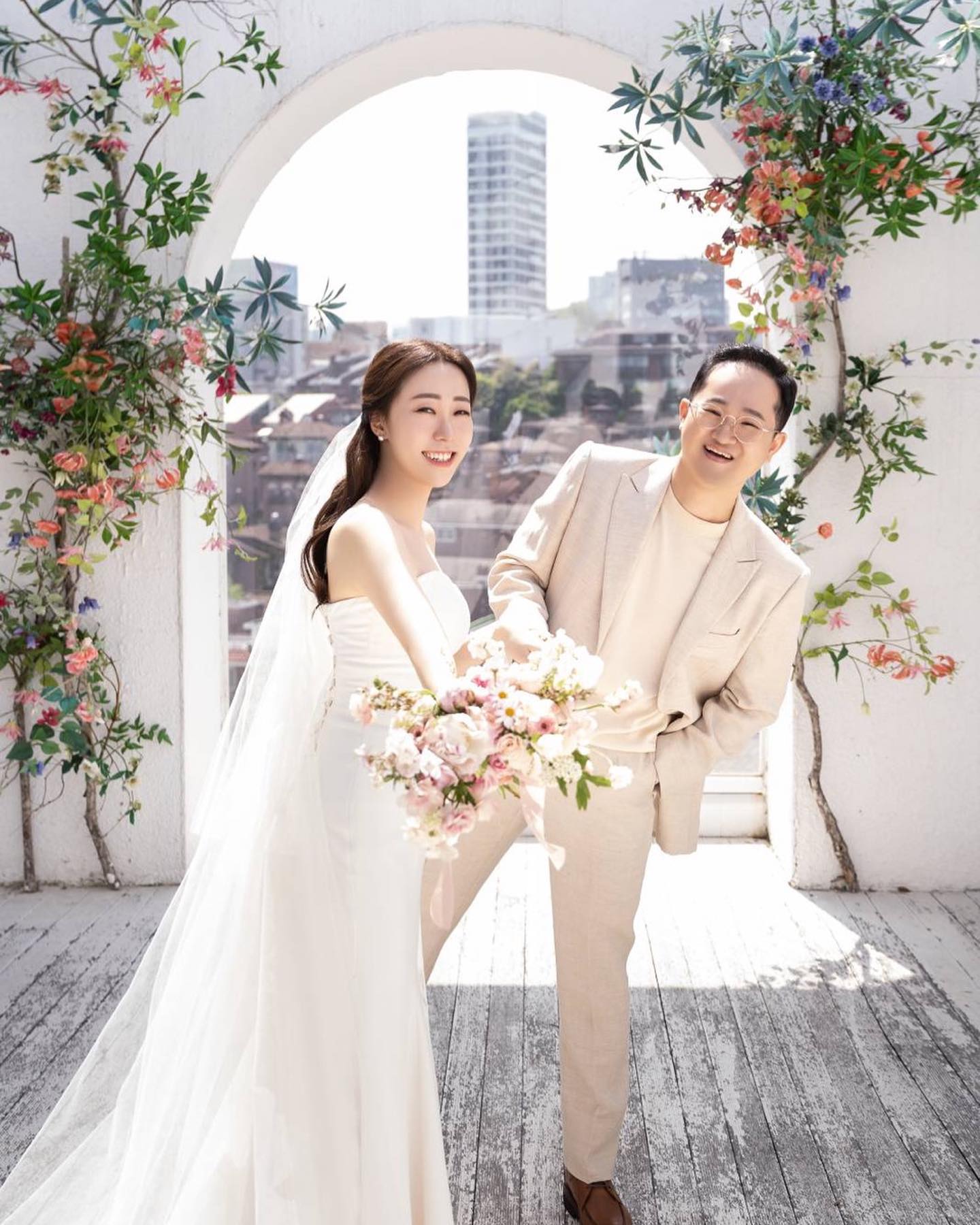 #결혼 D-6💍👩‍❤️‍👨⠀
신랑 🤵🏻 우정묵 ❤️ 신부 👰🏻‍♀️ 오세희⠀
일시 : 9월 10일 일요일 오전 12시 30분⠀
장소 : 성균관컨벤션웨딩홀⠀
⠀
 평생을 함께하고싶어진 저희가 결혼을 하게 되었습니다🥰 다른 분들의 청첩장을 받을 땐 몰랐지만 막상 제소식을 전하려다 보니 조심스러운 부분이 많습니다. 한 분한 분 직접 찾아뵙고 인사드리는 게 예의지만, 오랜만에 드리는 연락이 결혼 소식이라 부담이 될까 망설여지고 조심스러운 마음에 선뜻 연락을 드리지 못한 분들도 많습니다. 부족한 저희의 마음을 너그러이 이해해 주시고 먼저 연락주신다면 감사하고 기쁜 마음으로 초대하고 싶습니다🥹🫶🏻 주말에 귀한 시간을 내어 참석한다는 게 쉽지 않음을 잘 알기에 한 분 한 분 발걸음을 귀하게 여기고 그 마음 잊지 않고 보답하며 평생 기쁨과 행복으로 간직하겠습니다💝 바쁘신 와중에도 참석해 주신다는 분들과 혹시 참석이 어려워 먼 곳에서 보내주시는 소중한 마음들 그리고 미리 축하해 주신 모든 분들 감사합니다🙇🏻‍♀️🙇🏻‍♂️