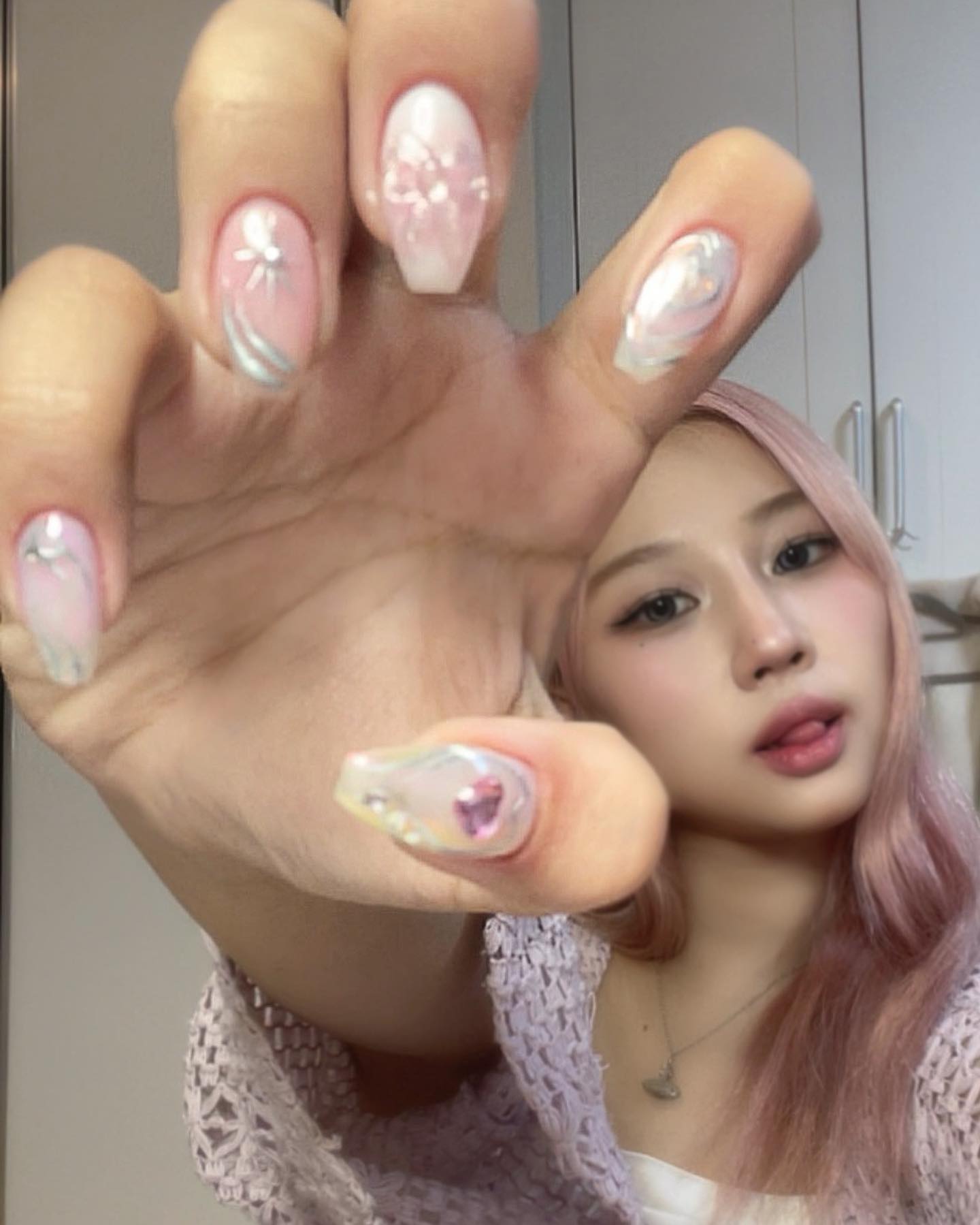 지금 머리랑 네일 완전 찰떡 콩떡이자냐

nail : nailcolon_dana 
hair : bayby_ari
