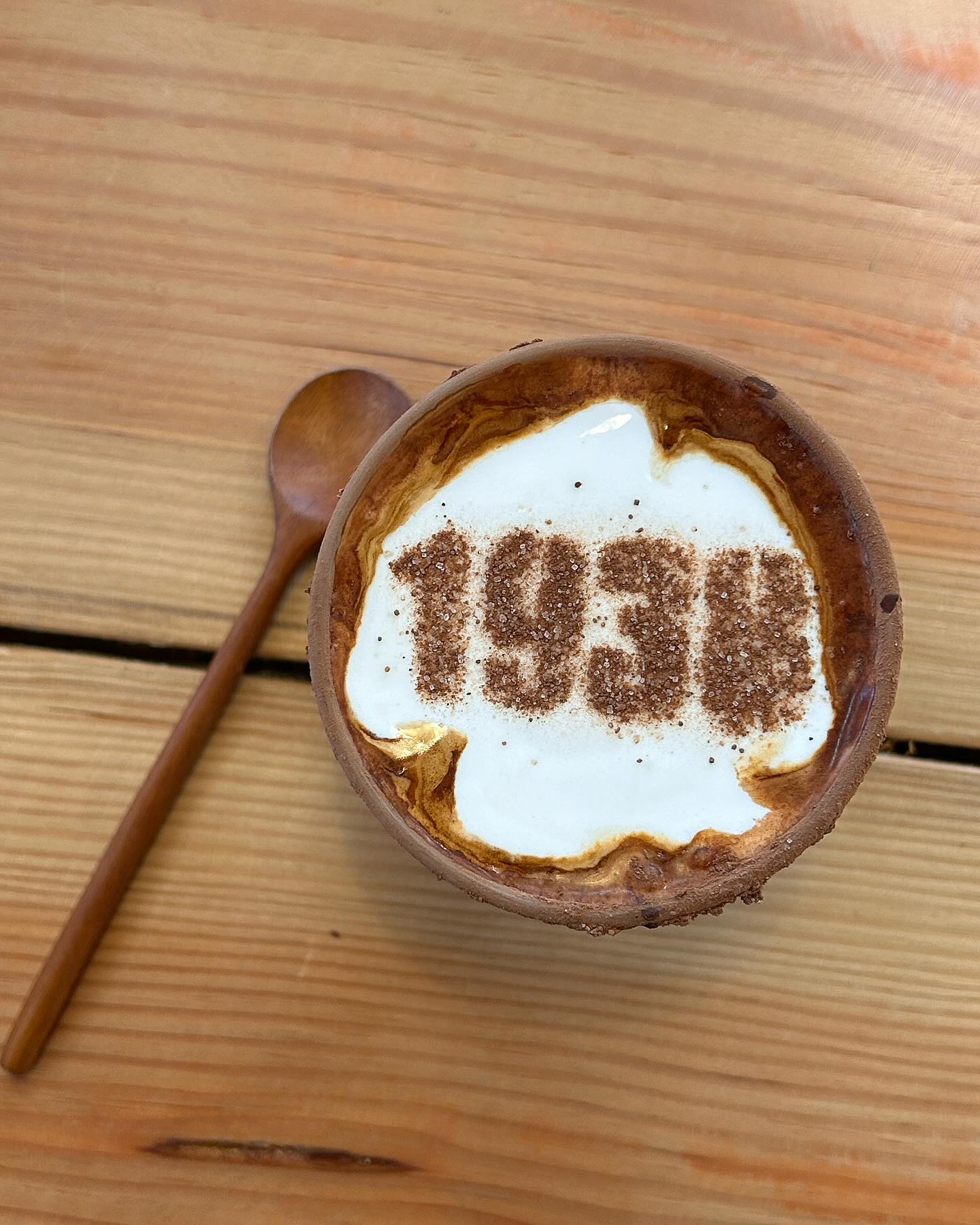 ✍️전주 경원동 #전주한옥마을 1938맨션 카페
1938맨션라떼 (8.5)
녹차라떼ICE (7.5)
초코라떼ICE (7.5)
과일 요거트 스무디(딸기/망고) (9.0)

✔️전주한옥마을에 있던 카페인데요
1938년 일본인에 의해 건립된 전주 한옥마을의 최초 아파트라고 해요
빨간벽돌로 이루어져 멋스러우면서도 엔틱한 분위기를 나타내는데 좌석마다 다른 분위기를 풍기고 창가에 햇살이 들어와 아늑하면서도 따뜻해요~
1층과 2층으로 나뉘어져 있고 시그니처 맨션라떼는 크림 위에 1938로 나타내어 있어요!
달달한 크림과 잔한 에스프레소의 조합으로 크림 좋아하시는 분들이 선호 하실 것 같아요😀
.
.
.
#전주카페 #전주한옥마을카페 #전주한옥마을 #전주1938맨션 #1938맨션 #전주한옥마을1938맨션 #1938맨션카페 #카페 #음료 #food #foodstagram #냠냠이 #냐미냐미 #먹부림 #냠냠이의먹일상 #먹과사전