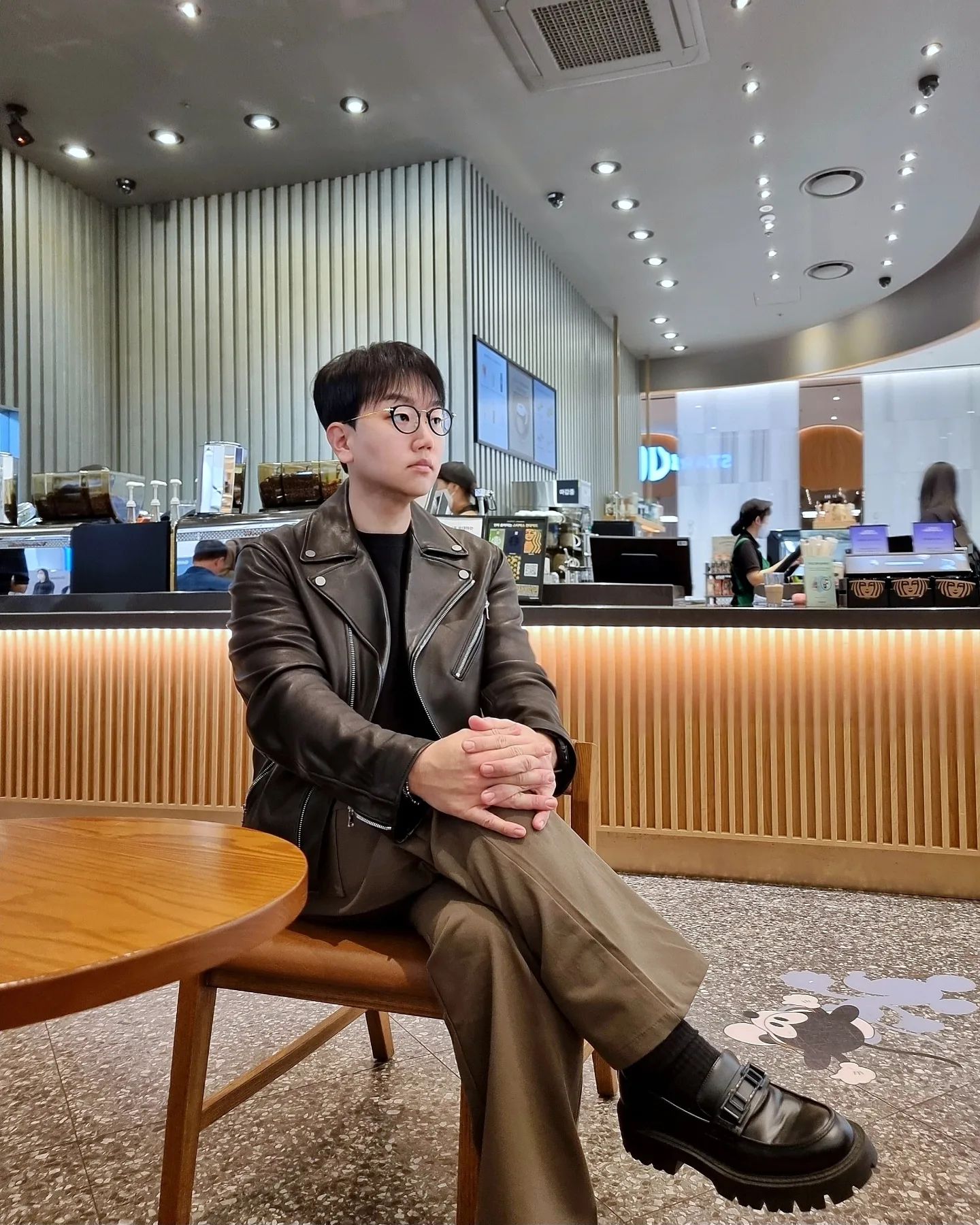 #협찬

레더 라이더 자켓에는
카펜터 팬츠 조합 어떤데

세미 락시크 느낌 물씬

협찬이지만
팬츠 너무 이뻐서 깜놀

팬츠 맛집이지만
사실 가죽 전문 브랜드란 사실은
안 비밀 🫢

DREAMWORLD
코튼 카펜터 팬츠

dreamworld__official

#협찬 #dreamworld #드림월드 #가죽자켓 #가을코디

레더 라이더 자켓은 
#jillstuartnewyork