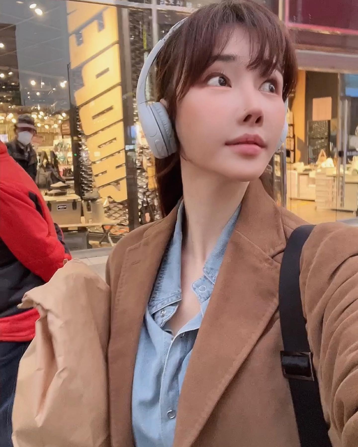 오늘 아침 시원한 가을공기바람이 반가워 눈이 떠졌다. 올가을은 안 올 것같았는 데... 
아직도 끝나지 않은 코로나에 잠시 또 주춤하다 
쉬었다 가야겠다.
.
.
.
#가을시작 #가을룩  #코로나세번째