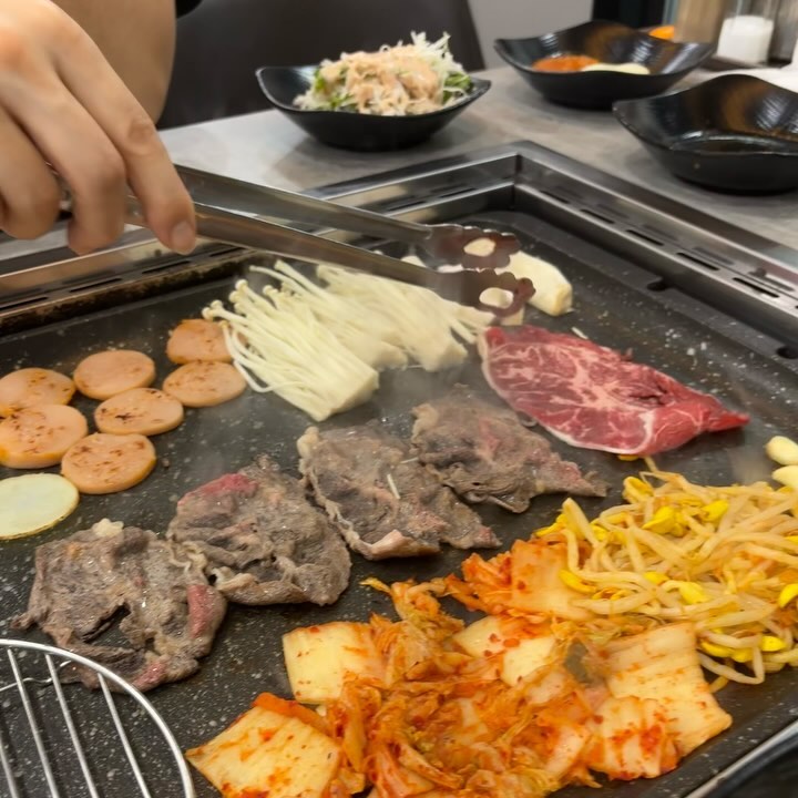 💡돌돌대패

여전히 고기러버인 내가
끊을수 없는 대패삼겹살🙏🏻

이상하게 두꺼운고기를 선호하지않아서
대패를 자주 먹으러 다니는데 이번에 찾은 
#연산동고깃집 아주 만족스러움👍

메인메뉴인 돌돌대패를 주문하려다
오빠가 부채살대패부터 주문해서 먹자해서
그러자했는데 오~~ 부채살대패 비주얼부터 합격!!
거기다 맛있어! 맛있어🤤

부채살대패 다먹고 사람들이 많이먹는 돌돌대패도
주문했는데 다른 대패집보다 고기두께가 적당해서 딱~~좋았음
너무 두꺼운것도 너무 얇지도 않은게 내스타일🫢🫢

마지막 한강라면까지 먹으니 배가 터질거같았지만
나의 소화제인 아이스크림까지 먹으니 
넘나 기분좋은 주말 저녁식사였음

#연산토곡대패삼겹살 #연산토곡맛집 #연산동삼겹살 #AD #돌돌대패