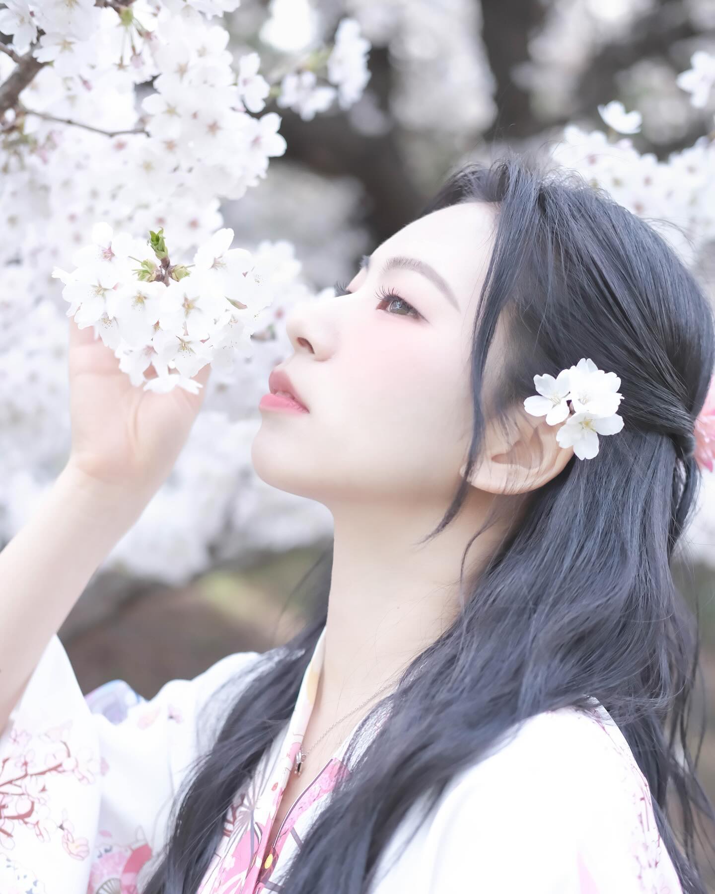 이 날 헤어도 메이크업도 날씨도 벚꽃도
다 너무 맘에 들었었는데✨
이젠 없어 벚꽃…🥹🌸

#벚꽃 #벚꽃스냅 #벚꽃사진 #벚꽃엔딩 #기모노 #유카타 #스냅사진 #스냅촬영 #스냅 #감성스냅