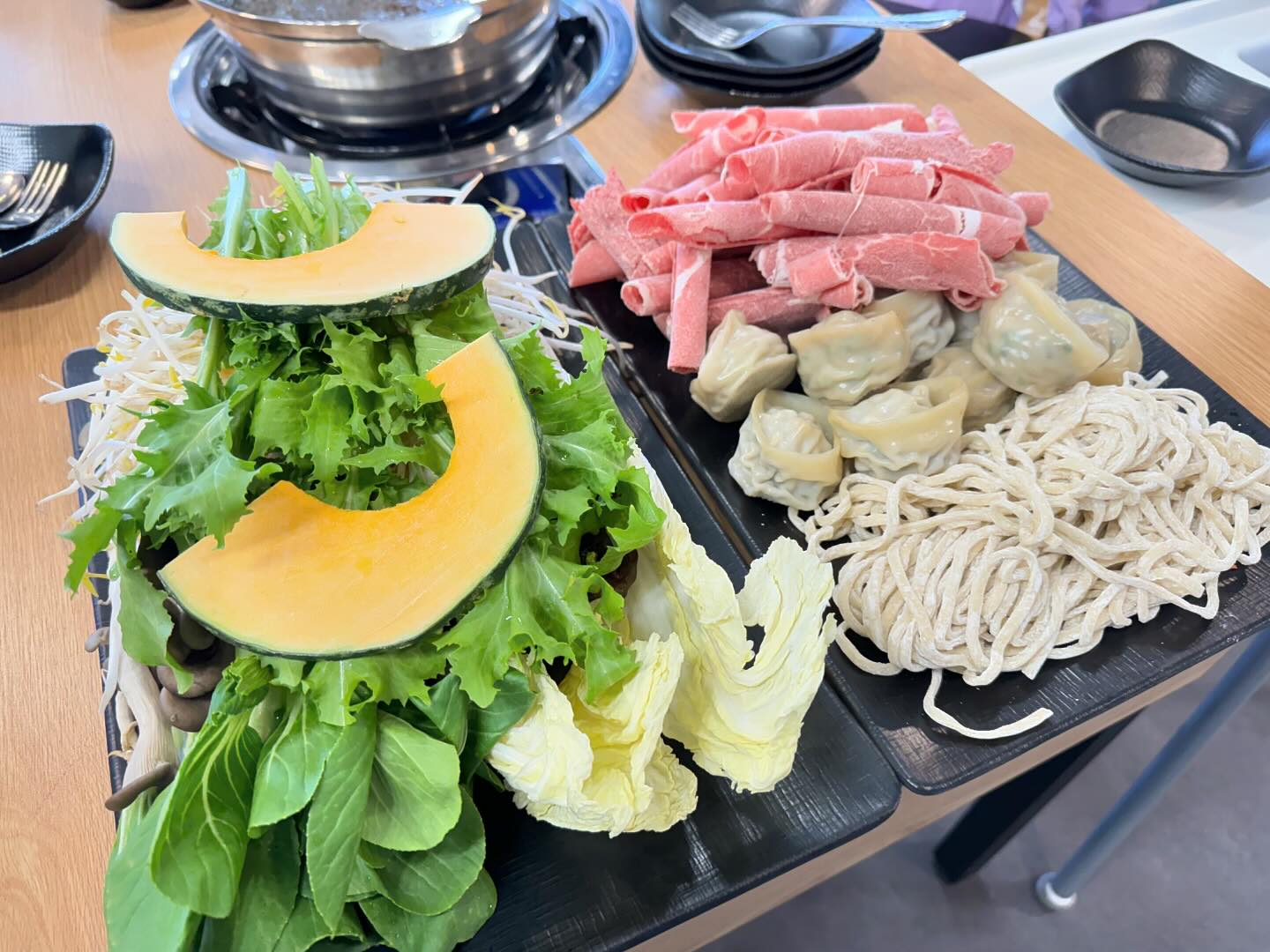 #홍주네샤브칼국수
우리 이모가 오픈한 봉담 칼국수 맛집. 
육수. 만두. 김치 다 직접 매일 준비해서 오픈하는 건강한 한끼!!
풀코스로 즐기기 ♡
시원한 육수와 김치 주기적으로 먹어줘야 함. 
#봉담맛집 #봉담칼국수맛집 #봉담칼국수 #봉담샤브칼국수 #건강한맛집 #수제손만두 #겉절이가끝내줌 #많관부