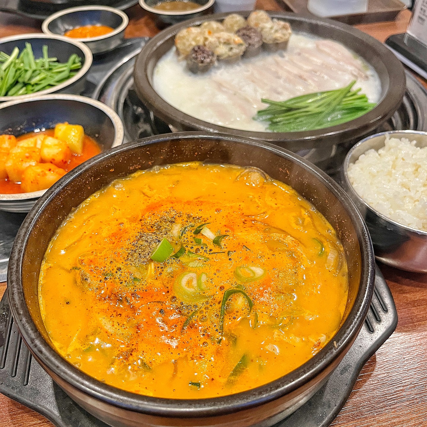 장한평역 국밥 맛집은 요기 💘 맵순이 취향저격 해버리는 #보승회관 🔥

2인 이상 주문 가능한 순대 항정수육 정식을 먹고왔습니다 💛
국밥 변경이 가능해서 맵순이인 저는 고민없이 #지옥국밥 아주 매운맛으로 주문했어요 😝

후끈후끈하이~ 매운맛 제대로 나는 국밥 얼마나 맛있게요 💞 스트레스가 촥- 풀린답니다!
콧물나게 매운맛이라요 🤧 게다가 내용물까지 아주 푸짐스해서 아주 든든한 국밥 ❤ 

국내산 무와 배추로 만들어서 안심하고 먹을 수 있는 김치와 깍두기도 같이 곁들여 먹어주면 최고랍니다 👍

항정수육 정식이라 야들야들~ 잡내 1도없이 세상 부드러운 수육은 또 촉촉하면서 담백하니 얼마나 맛있게요 ❣ 부드러움 끝판왕이에요 👍

쫀득하면서 속이 꽉찬 찰진 순대도 8pc나 들어가 있어서 아주 든든해요 🤗

24시간 영업이라 언제든지! 국밥이 땡길 땐~ #보승회관장한평역점 달려가세유 💨

🔴 보승회관 장한평역점
📌 서울 동대문구 장한로 29 1층
☎️ 02-3394-4979
⏰ 24시간 - 매주 월요일만 야간영업 정기휴무

📋
순대 항정수육 정식 (15,000)
지옥국밥 항정수육 정식 (16,000)

#장한평역맛집 #장한평역맛집추천 #장한평맛집
